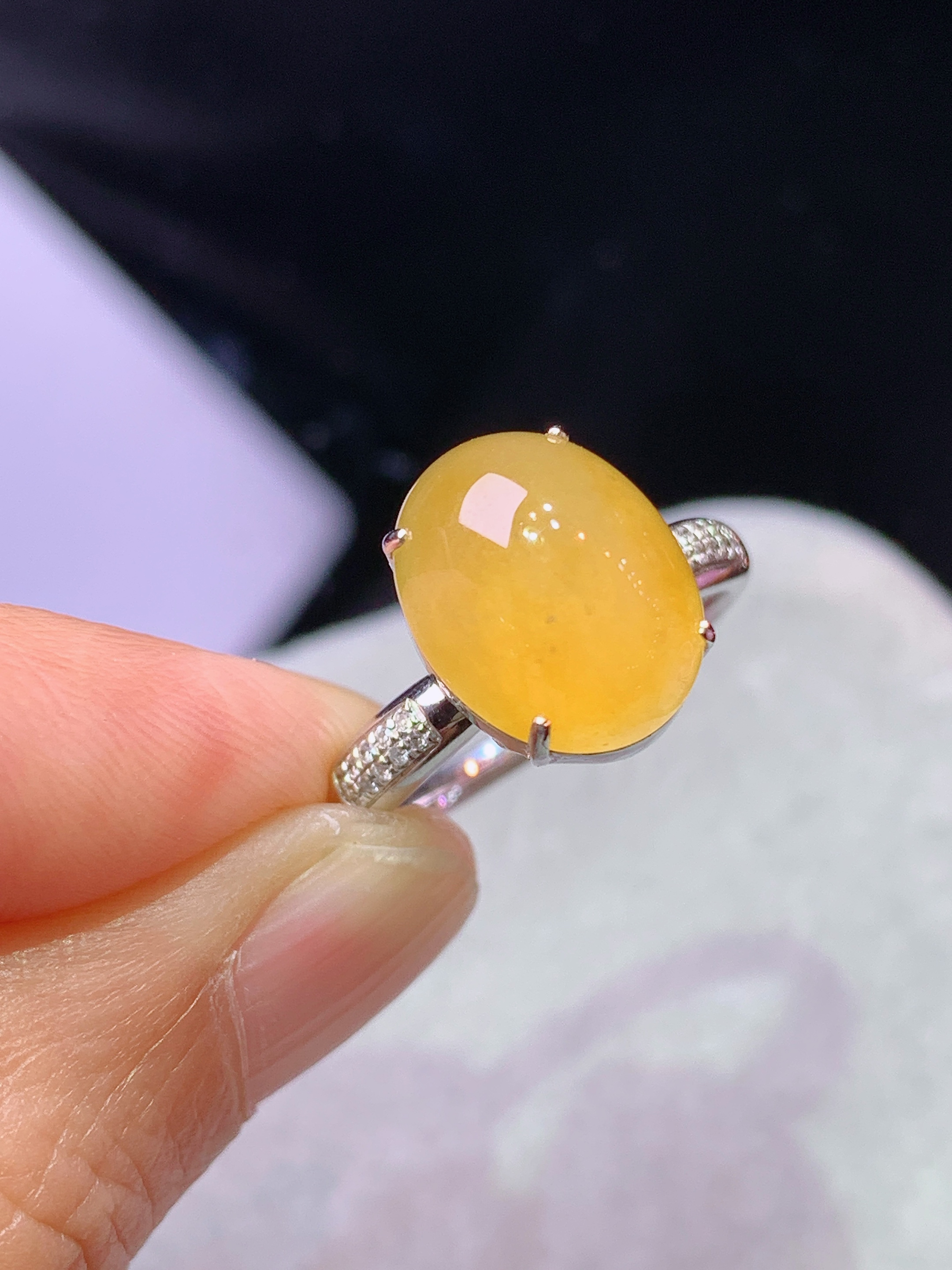 18k金钻镶嵌冰黄翡蛋面戒指 玉质细腻 色泽艳丽清新 水润亮眼 圈口12.5 裸石尺寸12.2*9.6*6L2