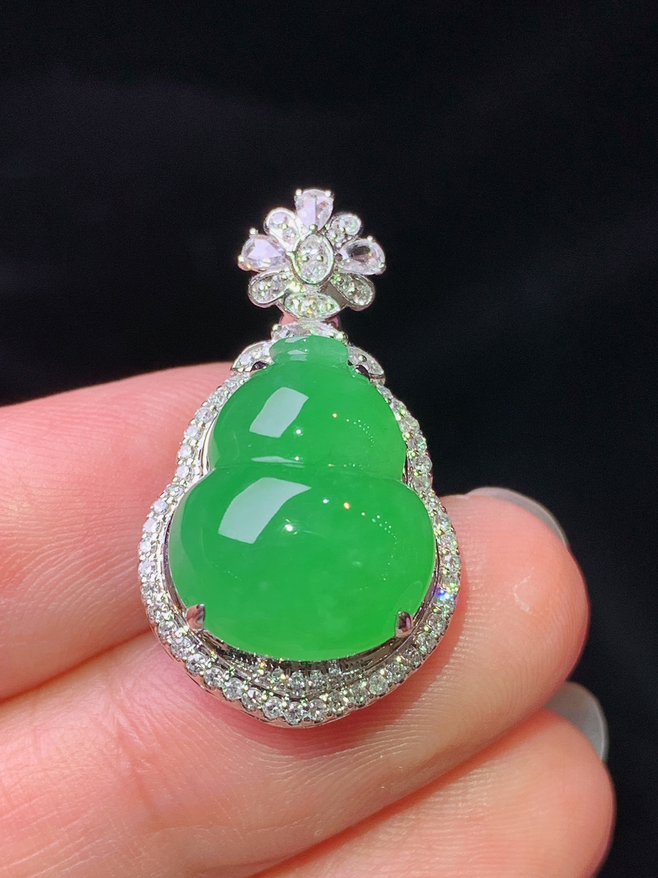 18k金钻镶嵌满绿葫芦吊坠 玉质细腻 色泽艳丽清新 水润亮眼 整体尺寸26.5*15.5*11h1