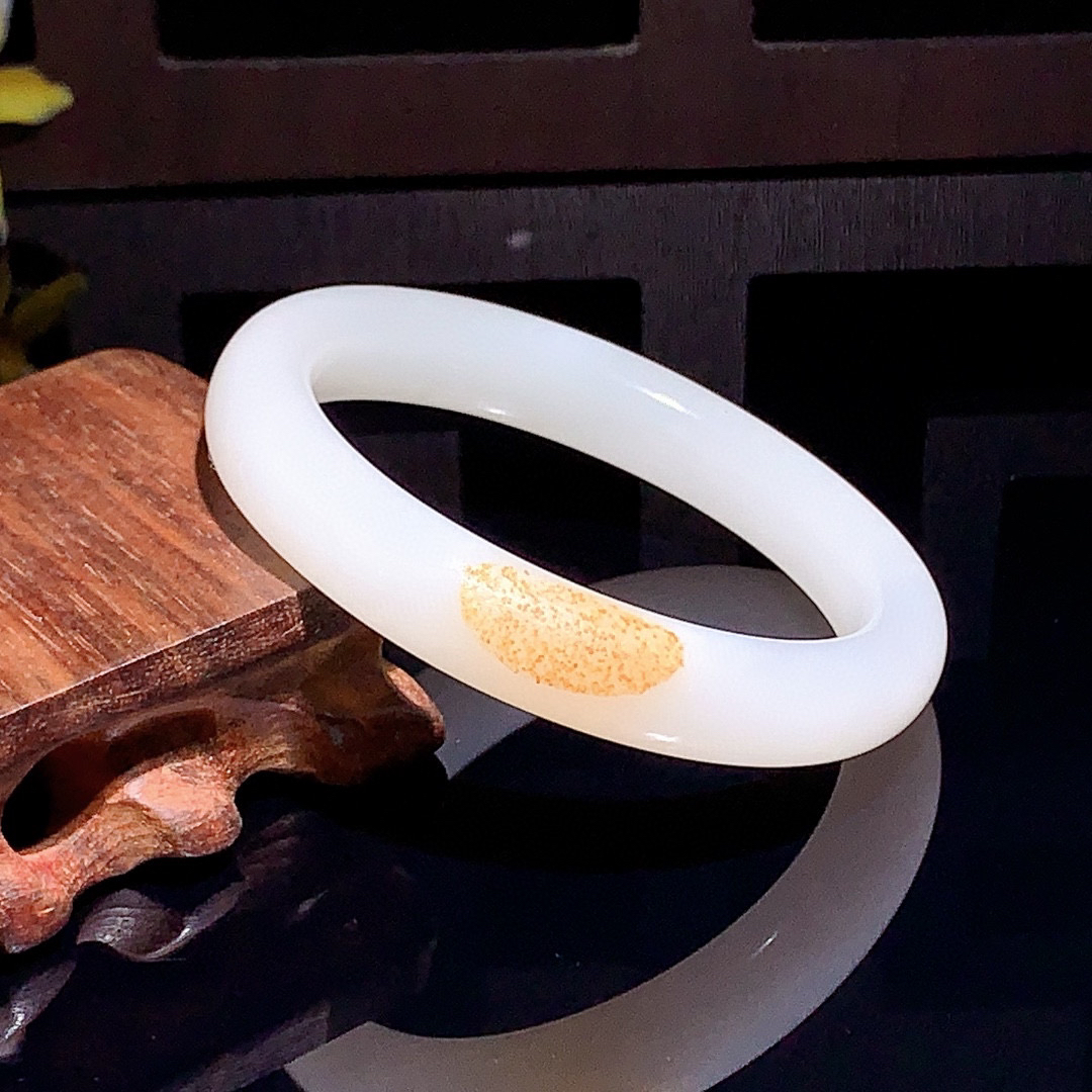 和田玉55圈羊脂白手镯！撒金皮，玉质细腻油润 底色纯净 无裂无黑 脂粉好，品质高。