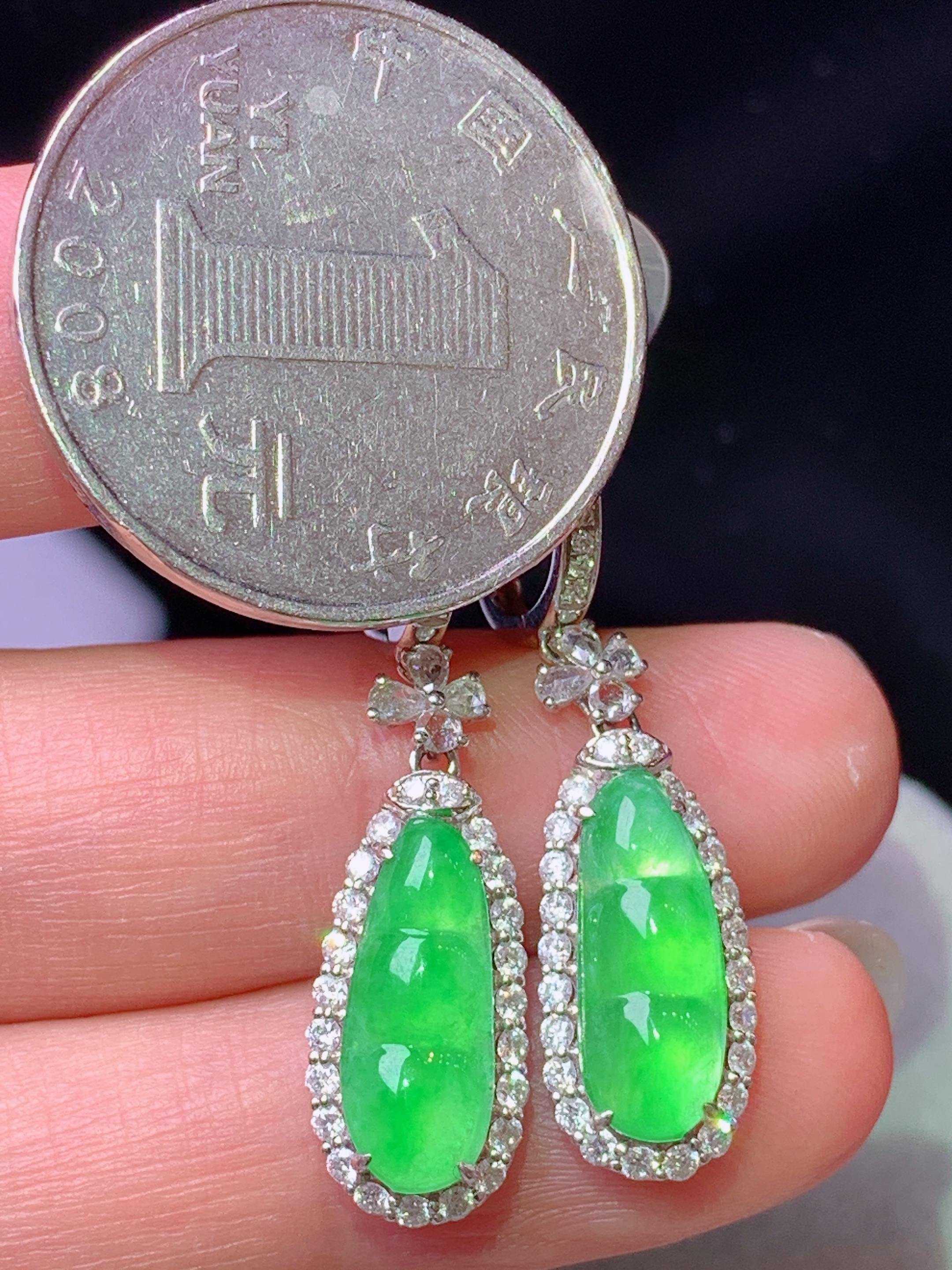 18k金钻镶嵌冰阳绿四季豆耳坠 玉质细腻 色泽艳丽清新 水润亮眼 整体尺寸32*8.5*5.6h1