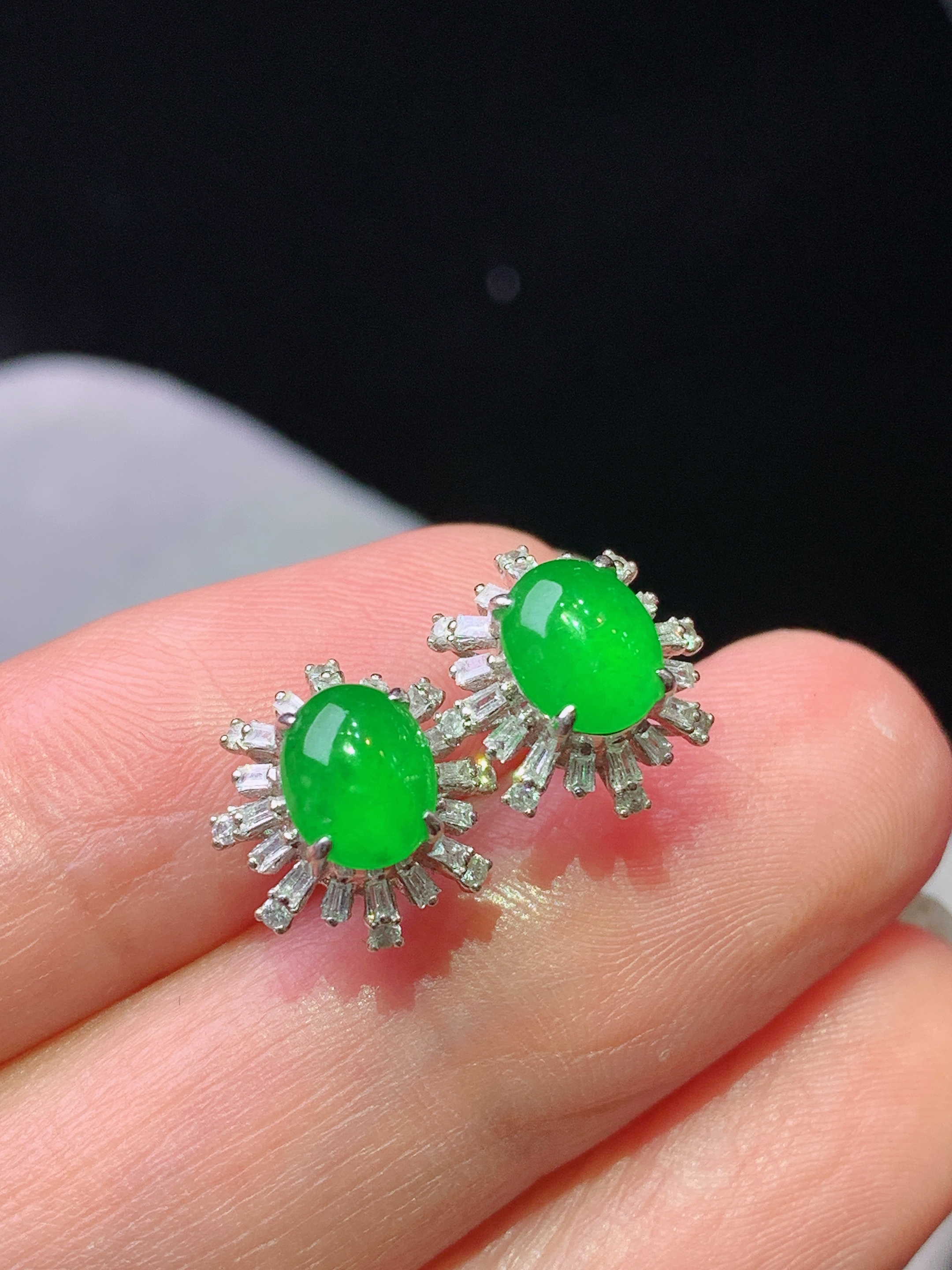 18k金钻镶嵌冰阳绿耳钉 玉质细腻 色泽艳丽清新 水润亮眼 整体尺寸11.2*10*6.8p1