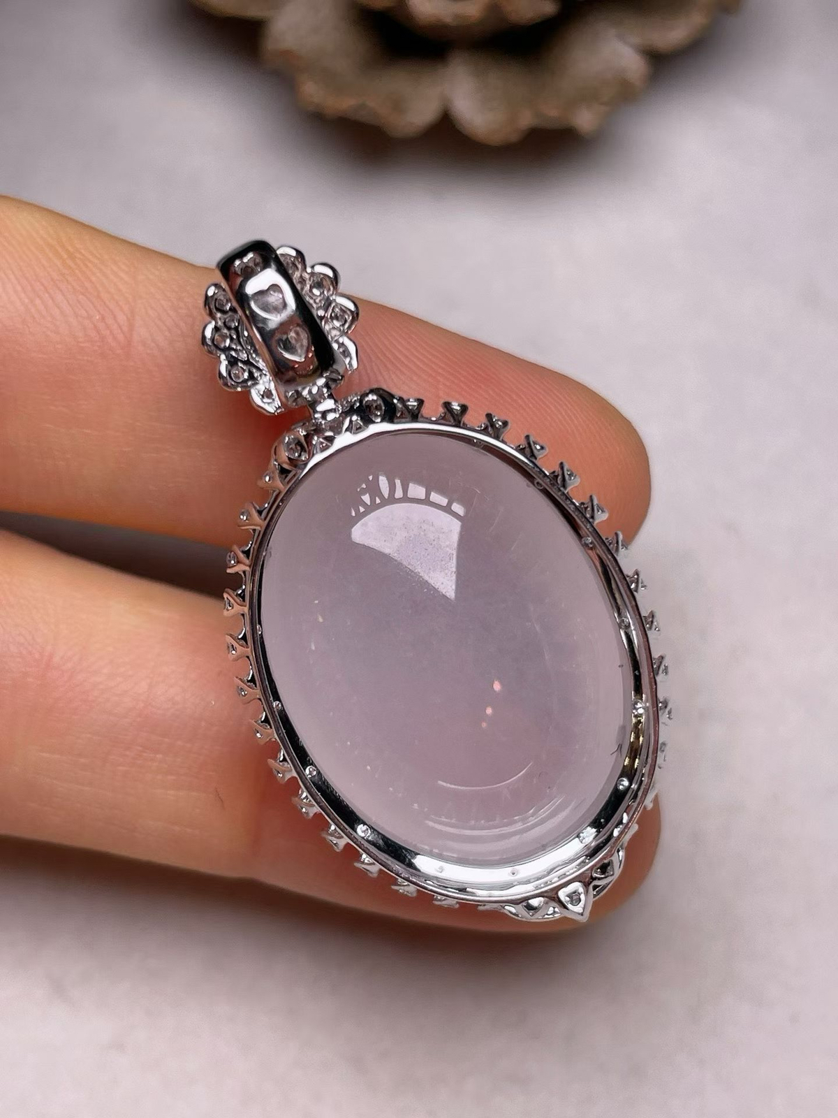 冰种鸽子蛋吊坠、真金真钻镶嵌，种水好，玉质细腻 .裸石尺寸 23.6*17.7*