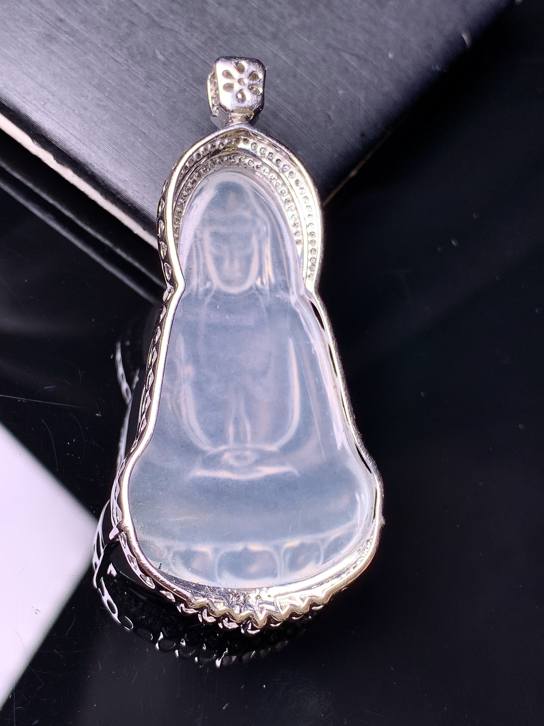 18k金钻镶嵌冰种观音菩萨吊坠 玉质细腻 色泽艳丽清新 水润亮眼 整体尺寸53*24*8.5g2