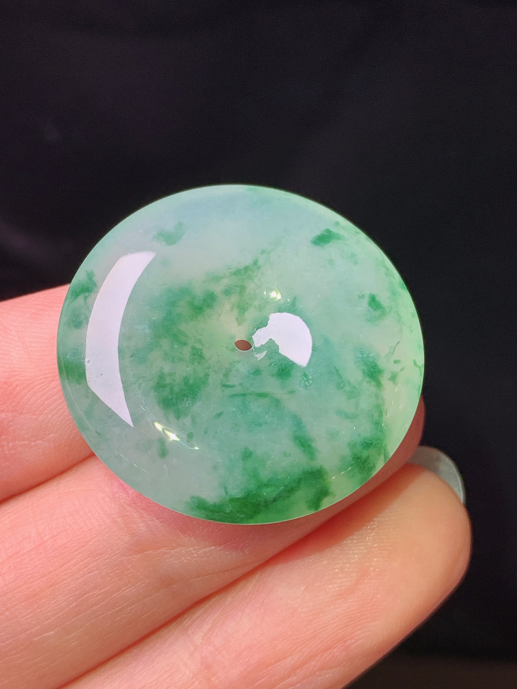 冰飘绿吊坠 玉质细腻 色泽艳丽清新 水润亮眼 整体尺寸27.6*6x1