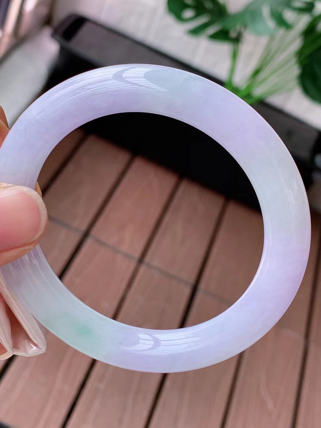 【翡翠名称】老种冰春带彩55圈口圆条手镯
【翡翠尺寸】55/10/9.8mm适合55-57正圈口佩戴
【翡翠描述】宝贝种老水足，玉质细腻，色泽靓丽，性价比高，佩戴效果好！
【其它赠送】权威证书/精美挂绳盒子/支持全国复检