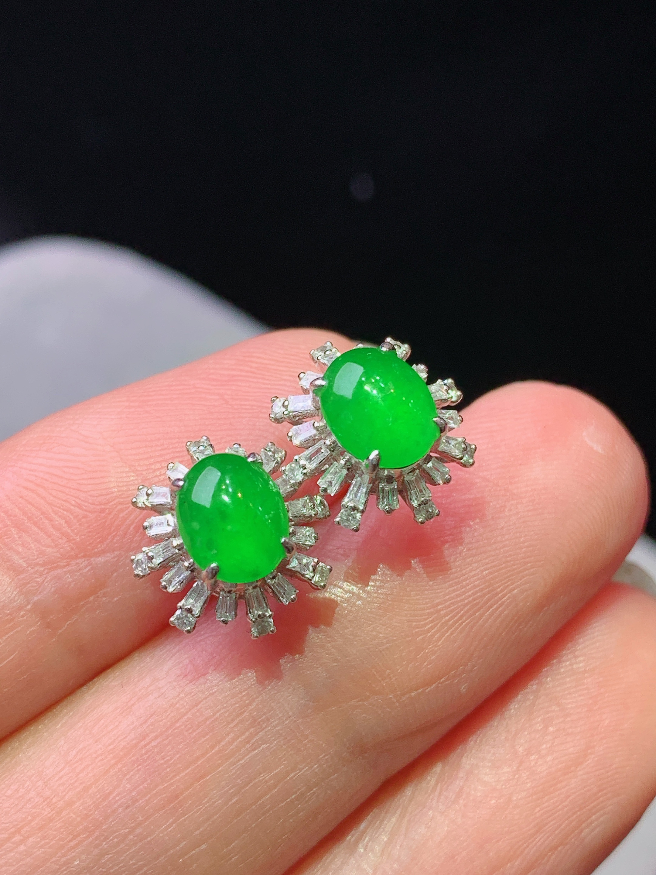 18k金钻镶嵌冰阳绿耳钉 玉质细腻 色泽艳丽清新 水润亮眼 整体尺寸11.2*10*6.8p1