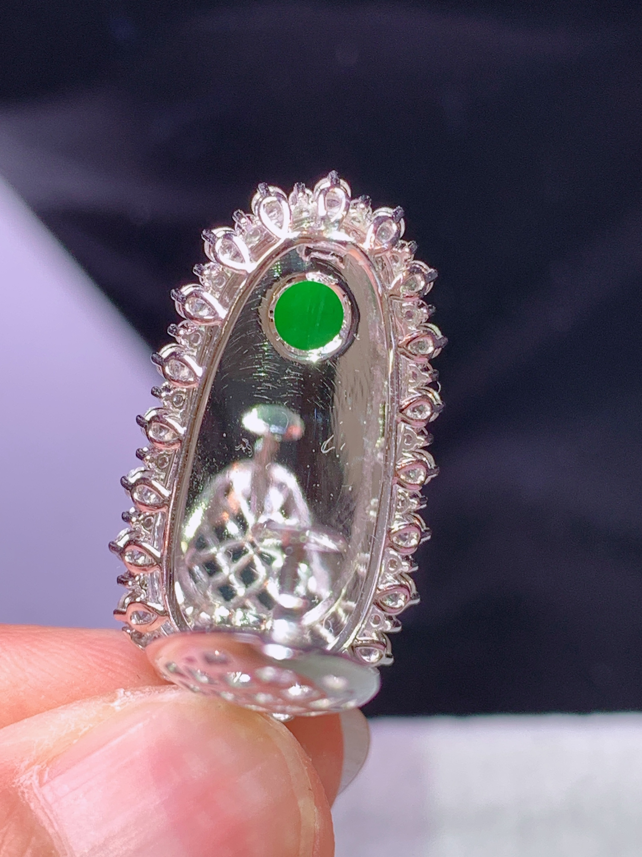 18k金钻镶嵌冰阳绿树叶吊坠 玉质细腻 色泽艳丽清新 水润亮眼 整体尺寸33.8*15*10m2