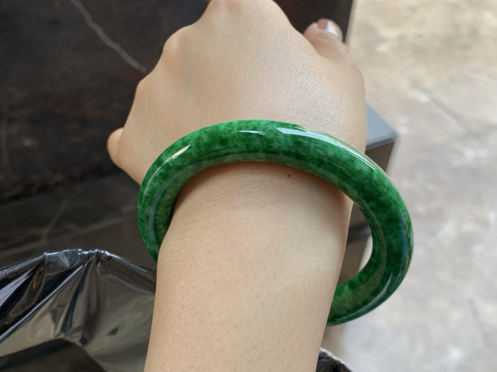 57-10.5

藓加绿圆条手镯^_^特色料子～