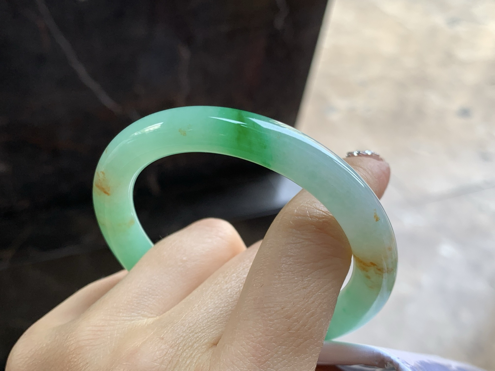 51.5-8.5

带色圆条手镯^_^肉质细腻 颜色漂亮有特色