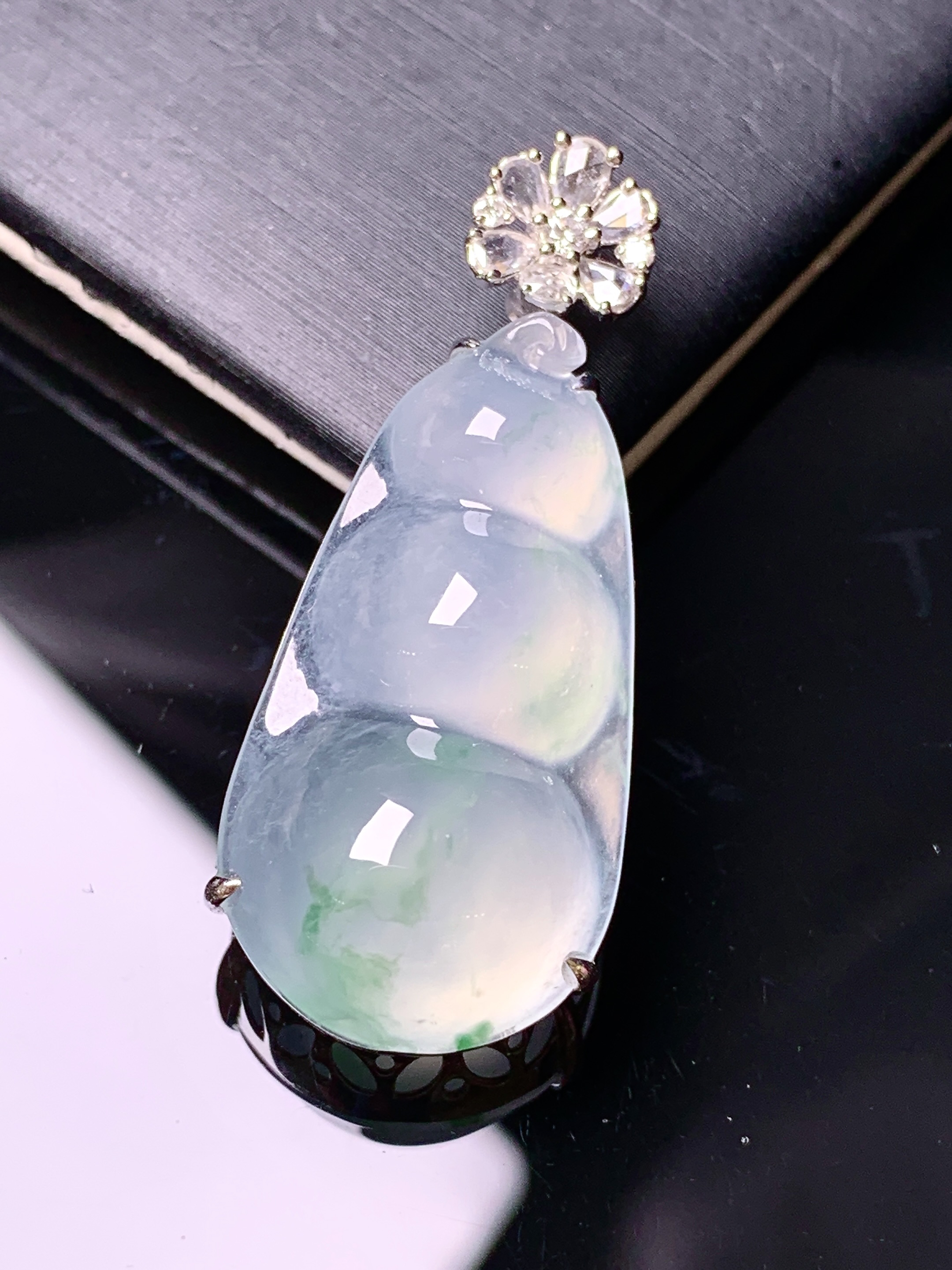 18k金钻镶嵌冰种四季豆吊坠 玉质细腻 色泽艳丽清新 水润亮眼 整体尺寸37*15*10g2