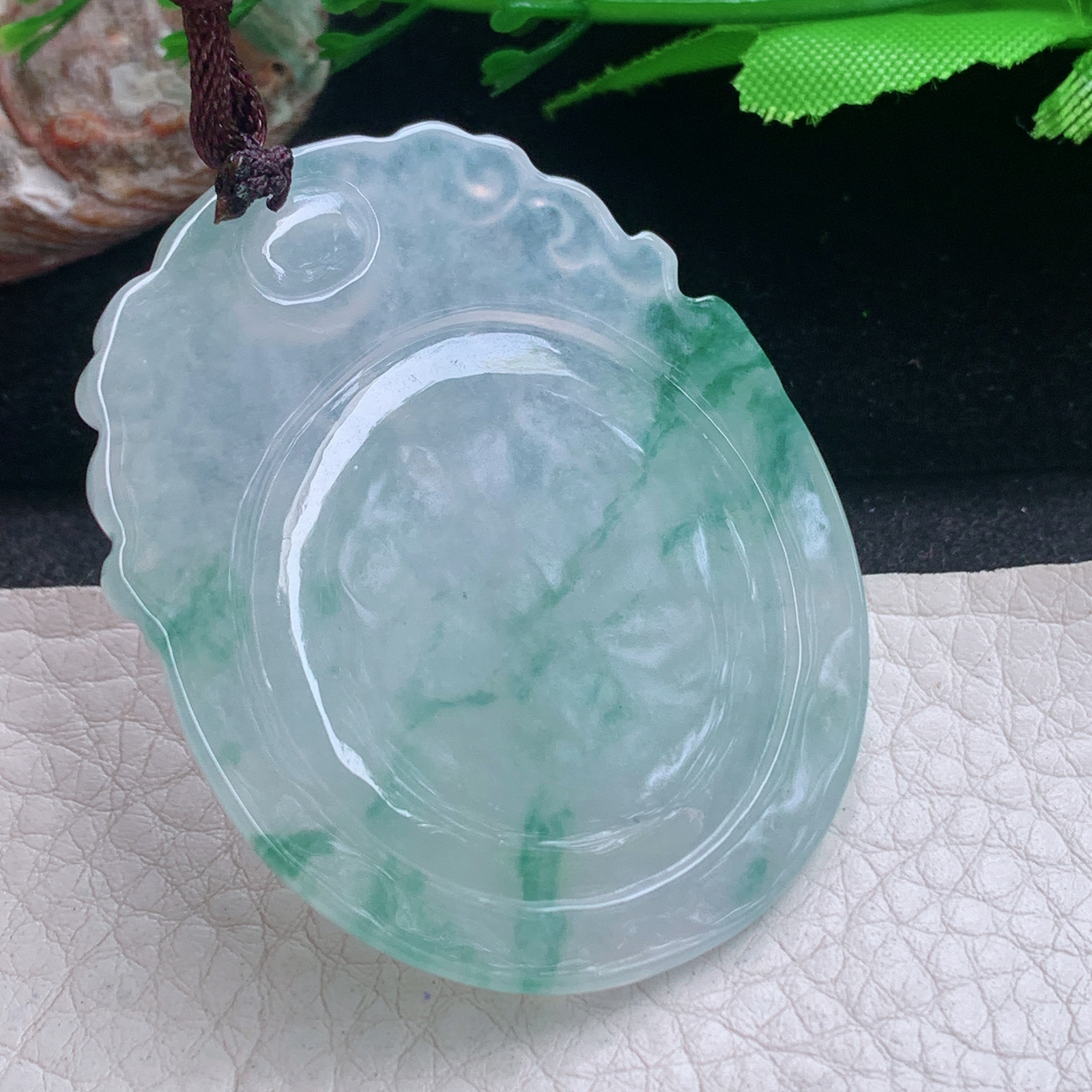 bg实拍51*43.5*5.5缅甸翡翠精雕冰飘花灵猴抱寿桃 生肖猴玉吊坠 玉挂件