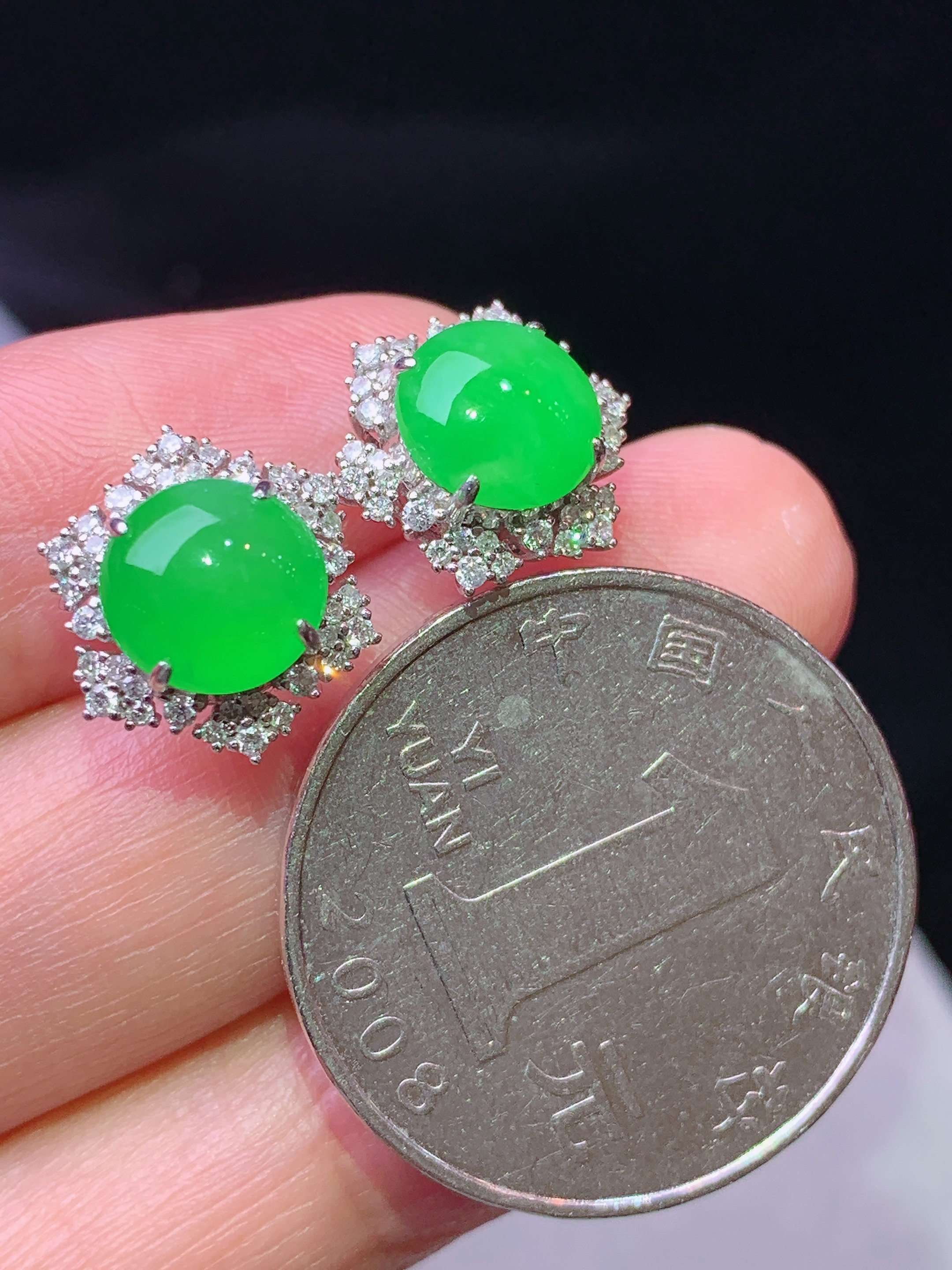 18k金钻镶嵌冰阳绿蛋面耳钉 玉质细腻 色泽艳丽清新 水润亮眼 整体尺寸12.6*7L2