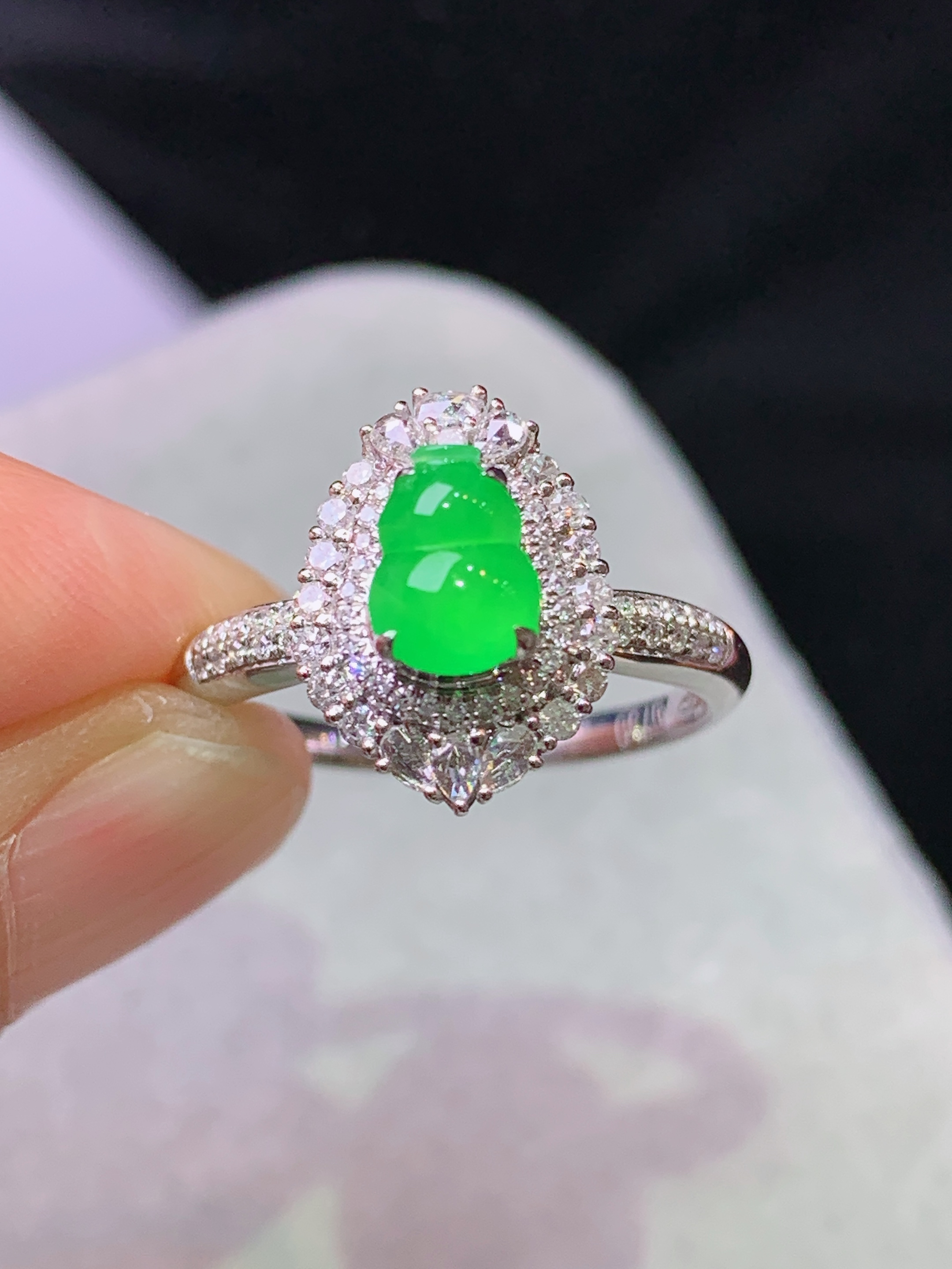 18k金钻镶嵌冰阳绿葫芦戒指 玉质细腻 色泽艳丽清新 水润亮眼 圈口13 整体尺寸13.2*10*9