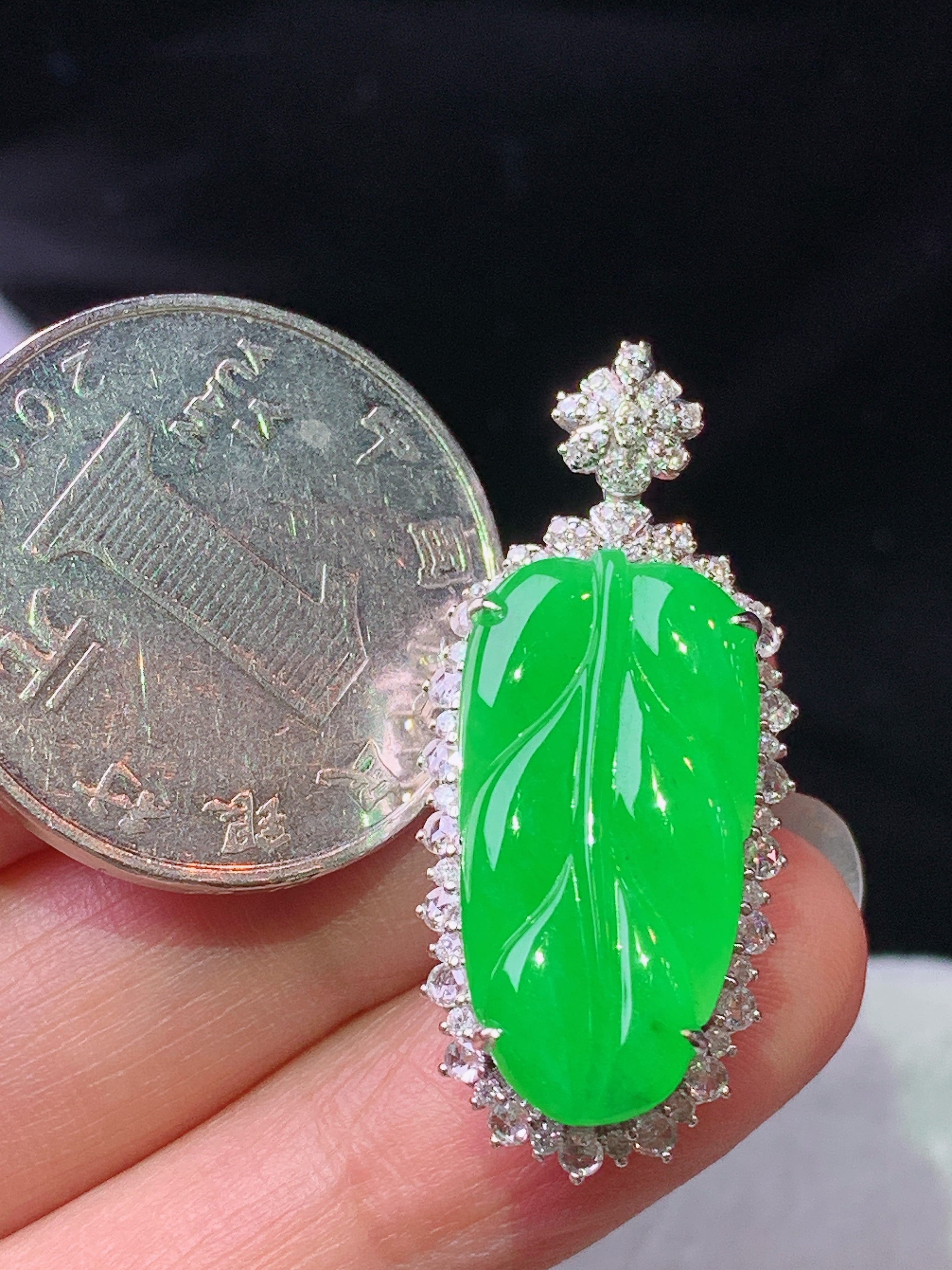18k金钻镶嵌冰阳绿树叶吊坠 玉质细腻 色泽艳丽清新 水润亮眼 整体尺寸33.8*15*10m2