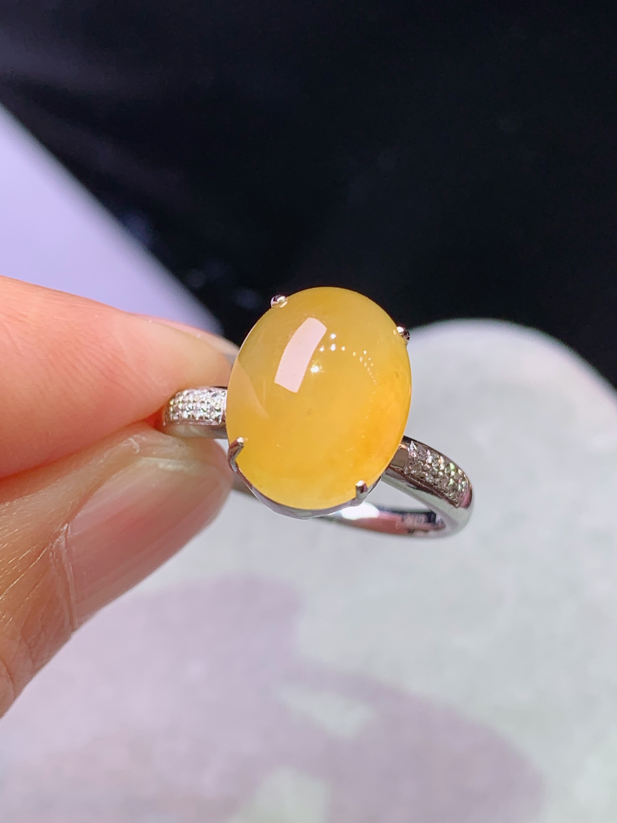 18k金钻镶嵌冰黄翡蛋面戒指 玉质细腻 色泽艳丽清新 水润亮眼 圈口12.5 裸石尺寸12.2*9.6*6L2
