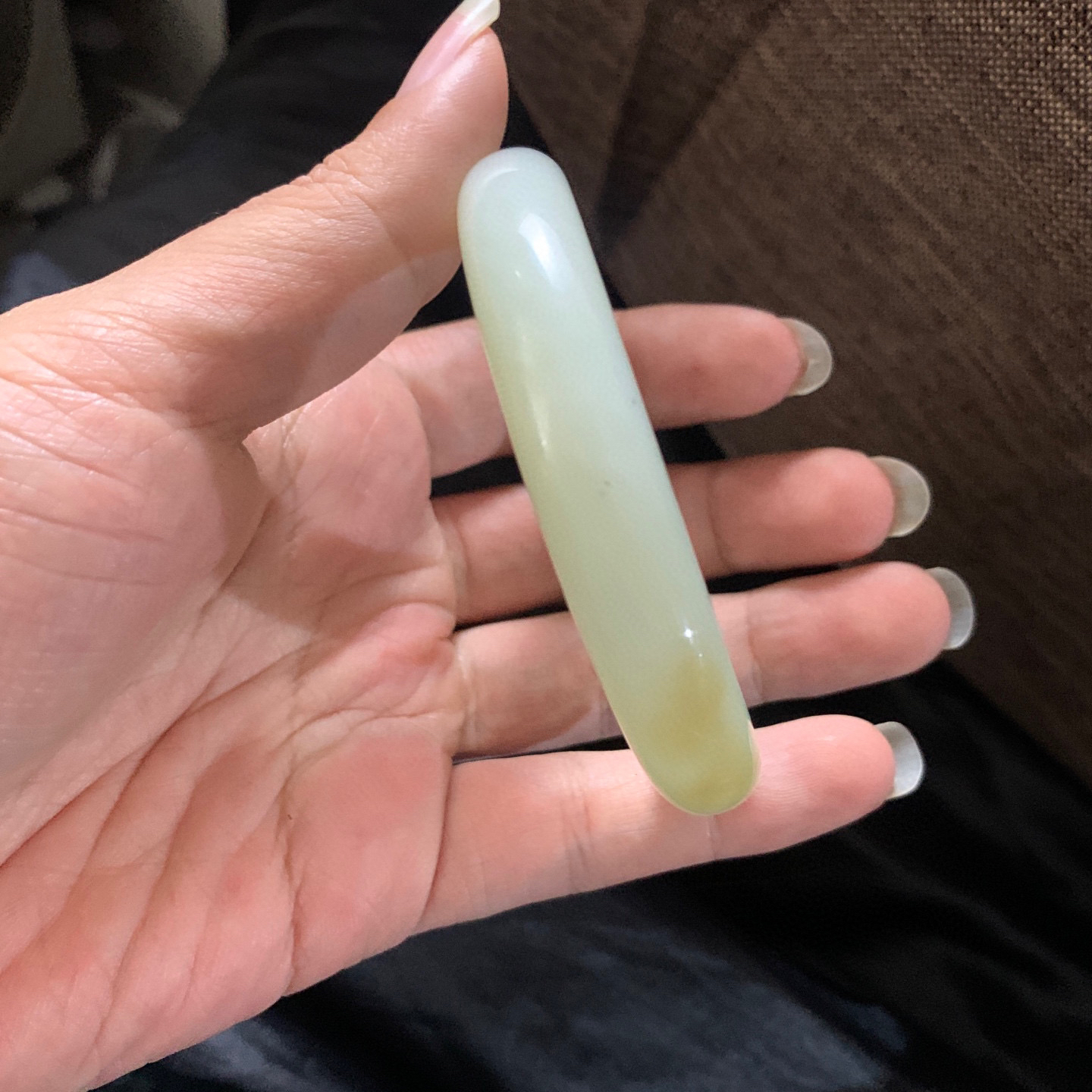 57圈口和田玉且末糖料宽版手镯，和田玉57圈口手镯，镯型古朴典雅。在诗情画意的雨巷相遇，你是我腕间的一抹风情，有你眸有深情.清风荡漾湖间静水，我愿俯身低眉，在烟波涟漪处寻