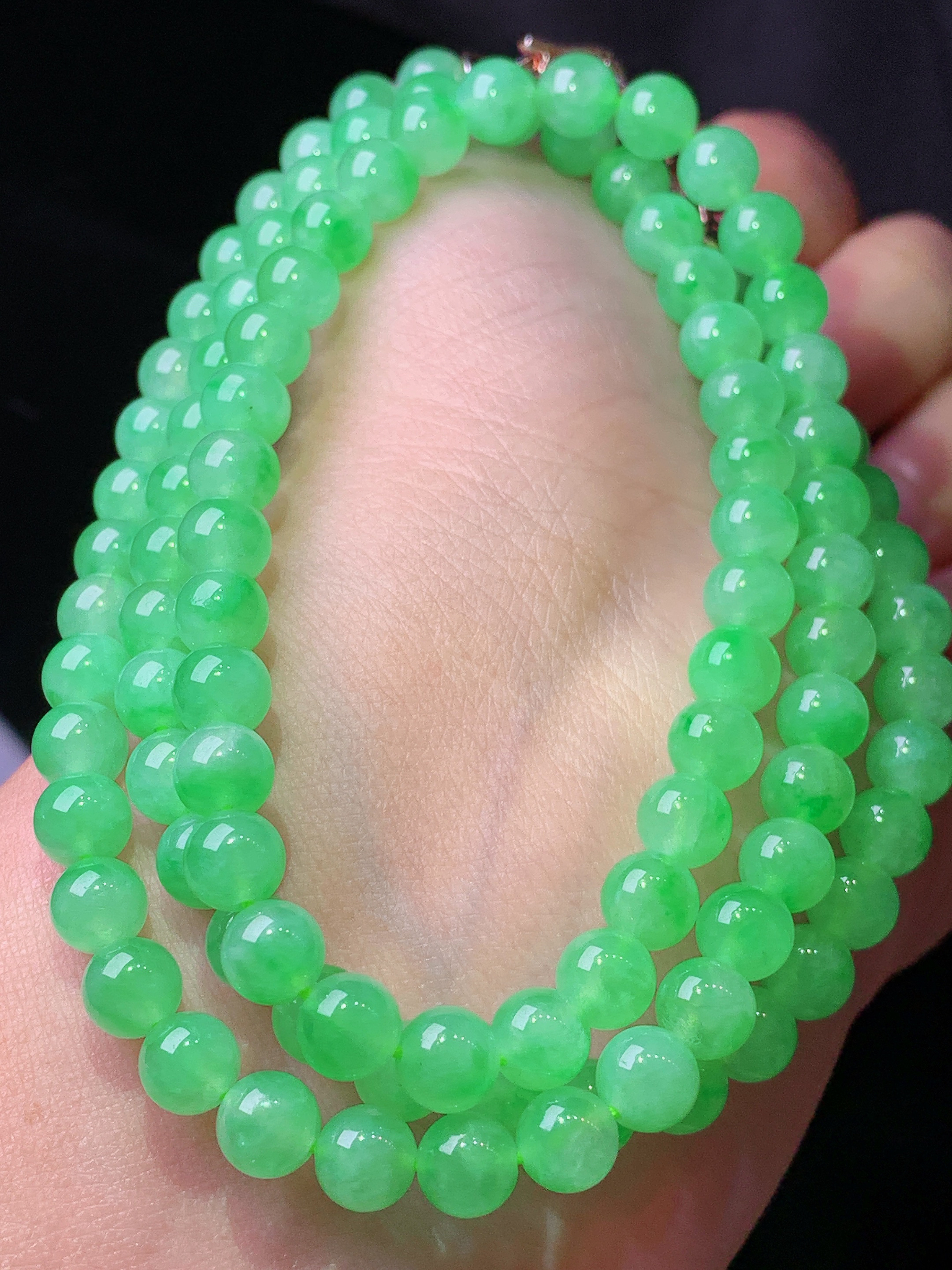 冰阳绿圆珠项链 玉质细腻 色泽艳丽清新 水润亮眼 整体尺寸6h3