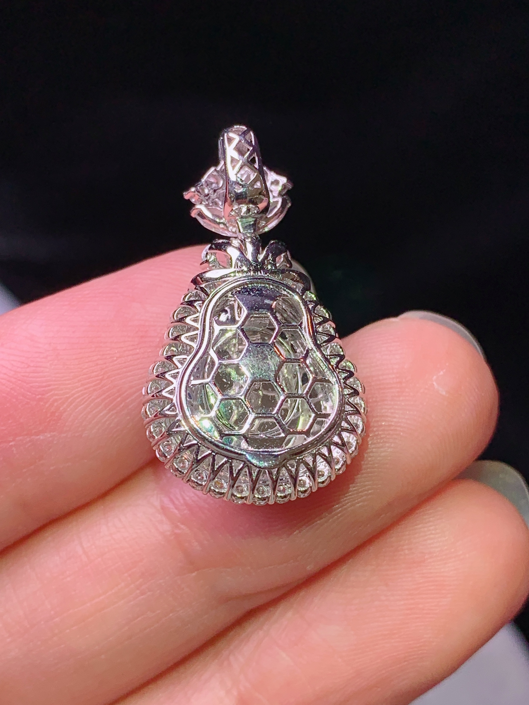 18k金钻镶嵌冰阳绿葫芦吊坠 玉质细腻 色泽艳丽清新 水润亮眼 整体尺寸25.8*14.6*9.8h1