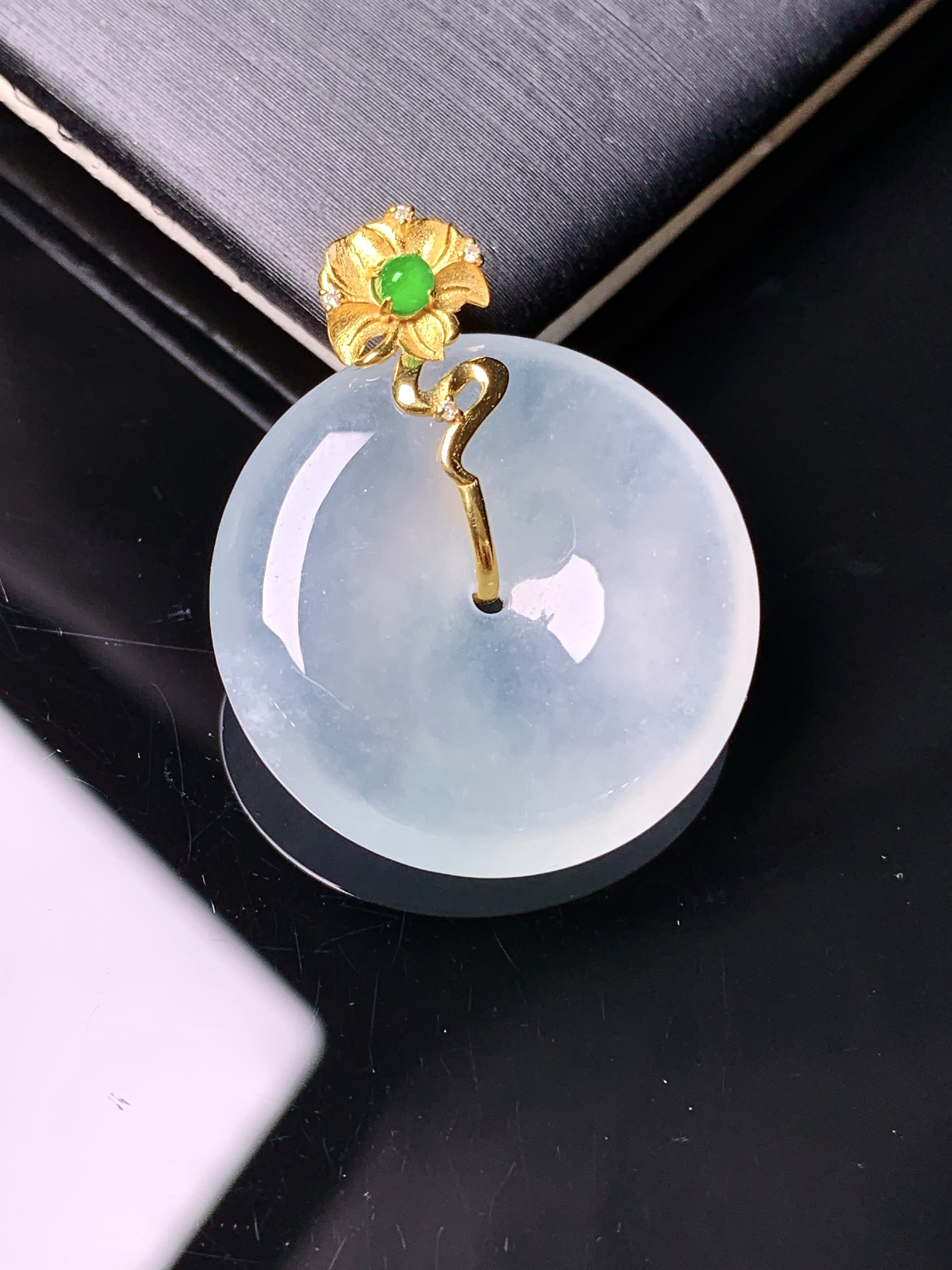 18k金镶嵌冰种平安扣吊坠 玉质细腻 色泽艳丽清新 水润亮眼 整体尺寸27.8*22.5*5.5e1