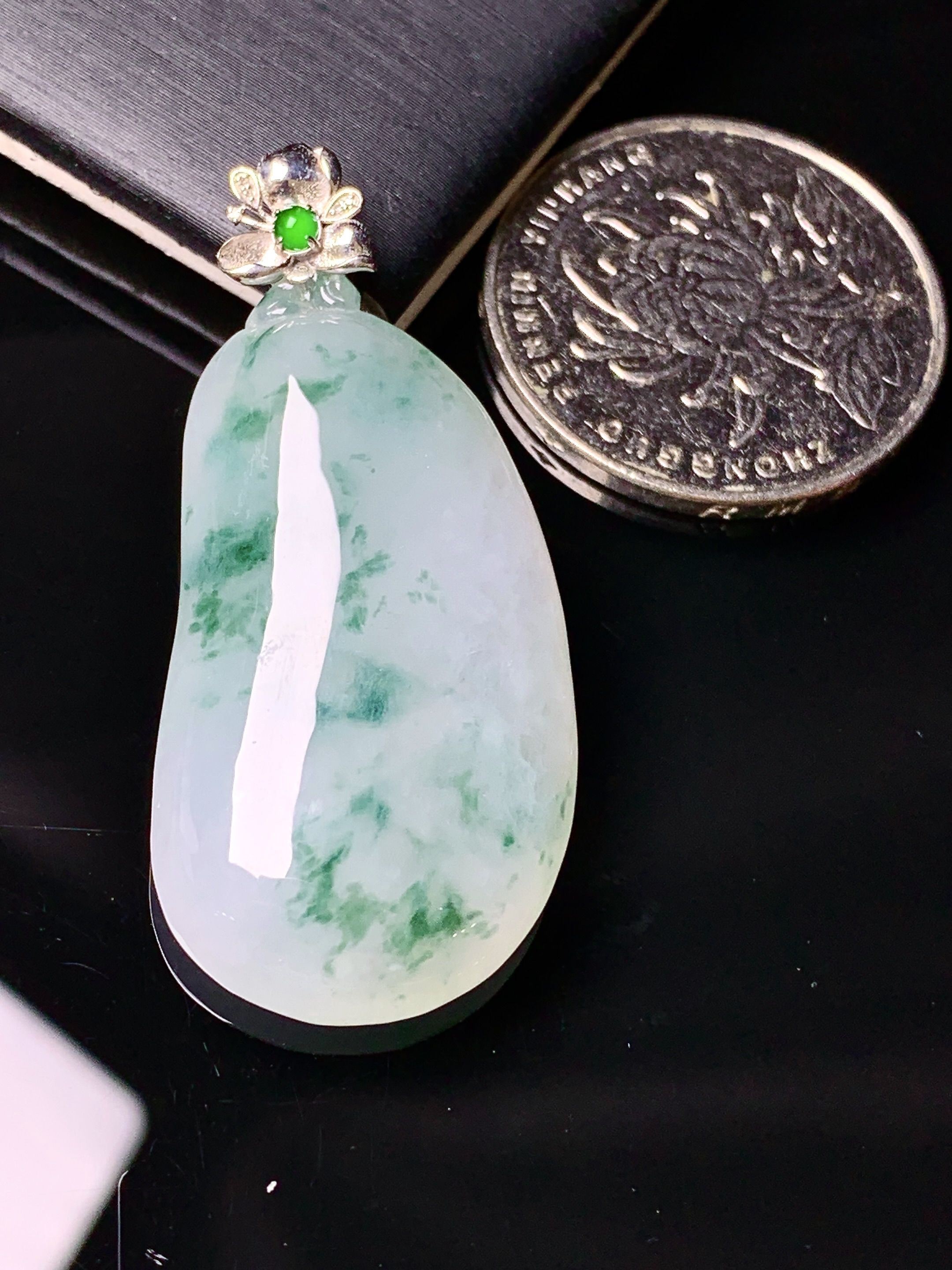18k金镶嵌冰飘绿花福瓜吊坠 玉质细腻 色泽艳丽清新 水润亮眼 整体尺寸43*19.6*7.5e1