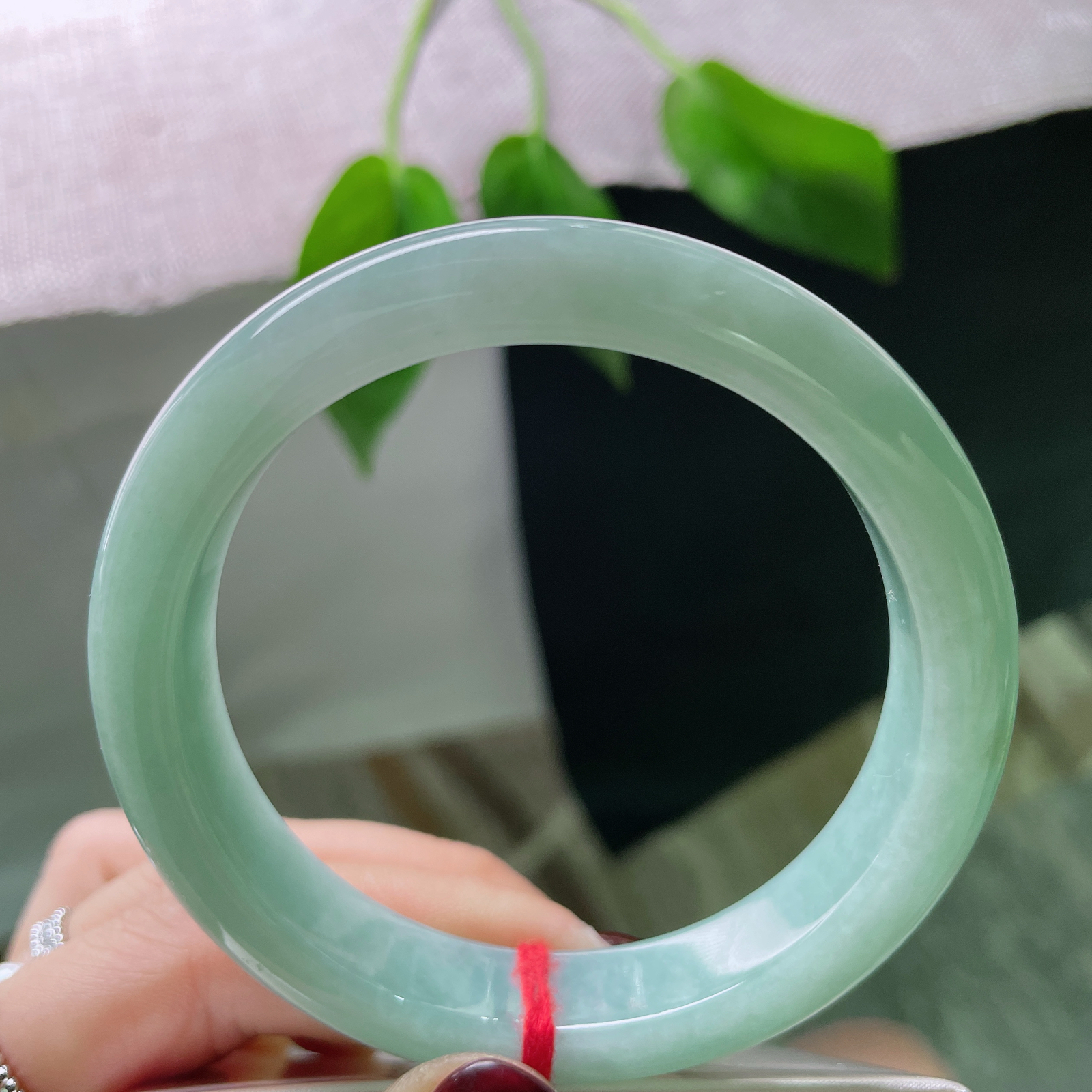 58/12.2/8.5绿底正圈，水润，质地温润细腻，干净清爽，柔美动人，ss47913a..