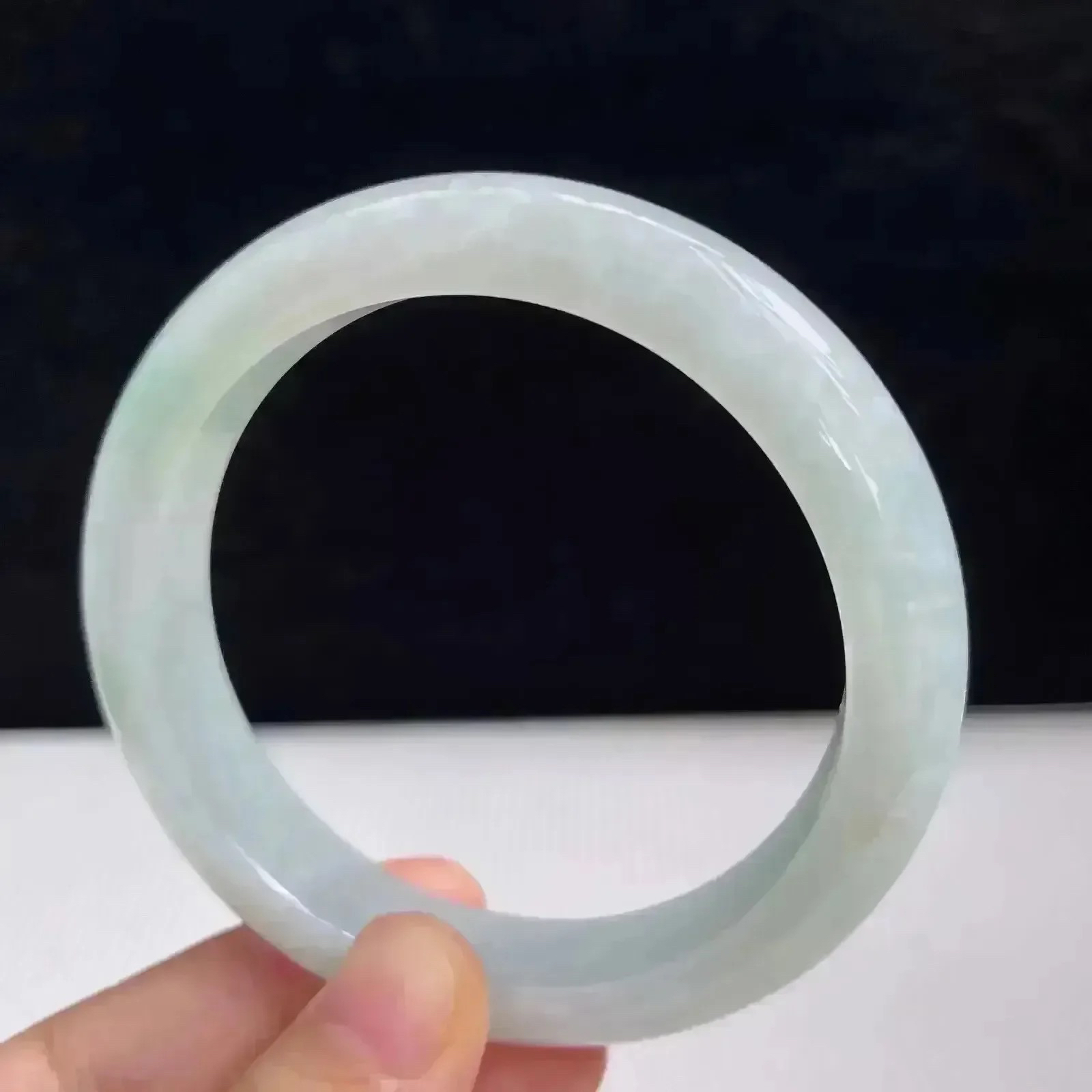 自然光拍摄天然翡翠A货淡绿好种水56.7mm正圈手镯53.62 克