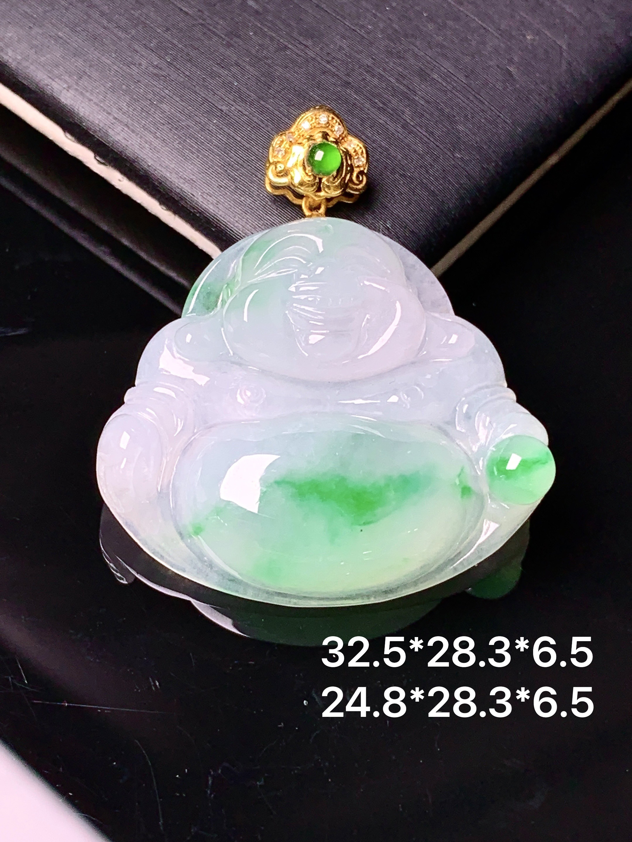 18k金镶嵌飘绿佛公吊坠 玉质细腻 色泽艳丽清新 水润亮眼 整体尺寸32.5*28.3*6.5x1