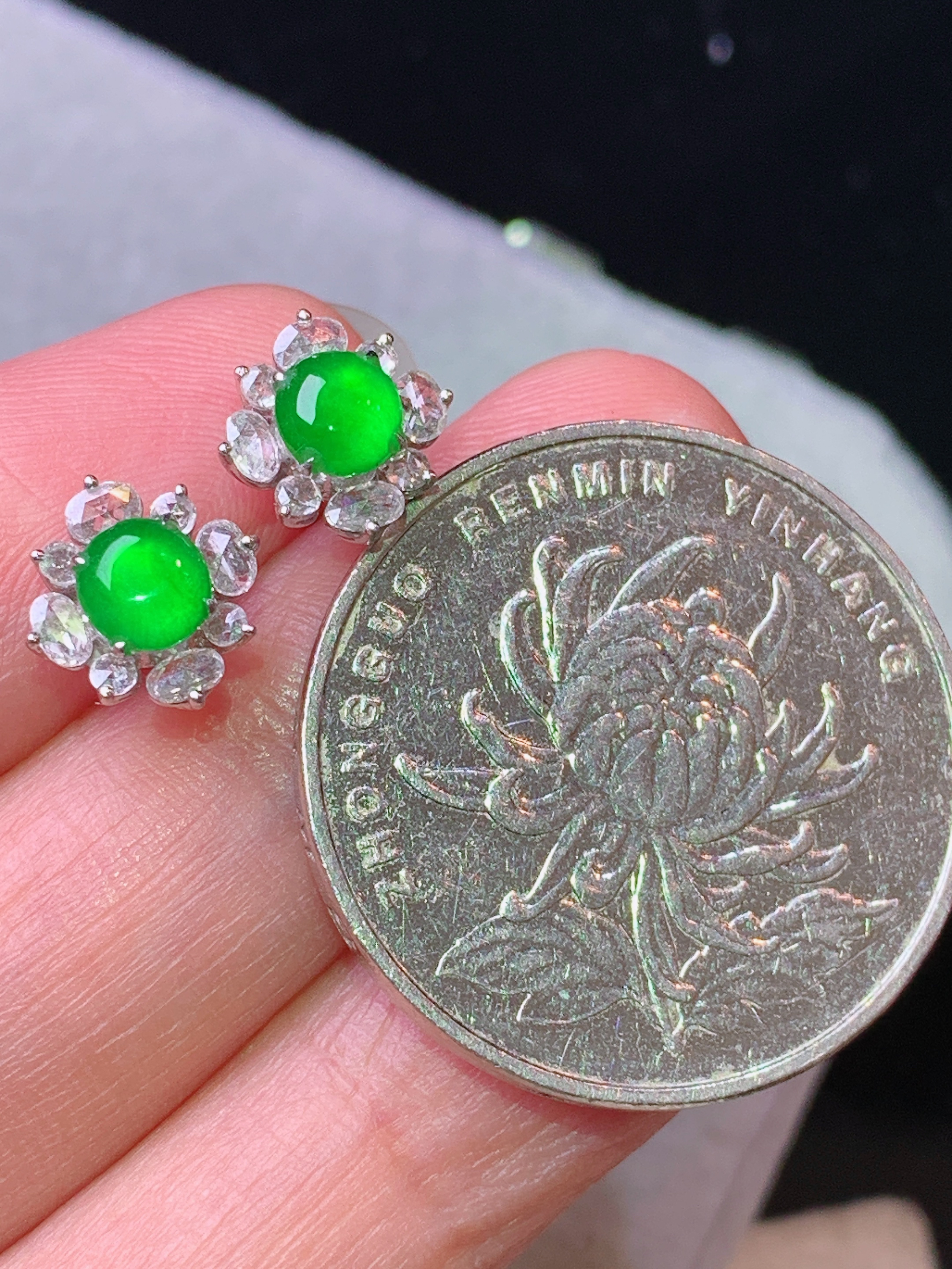 18k金钻镶嵌满绿蛋面耳钉 玉质细腻 色泽艳丽清新 水润亮眼 整体尺寸9*8.5*8p1