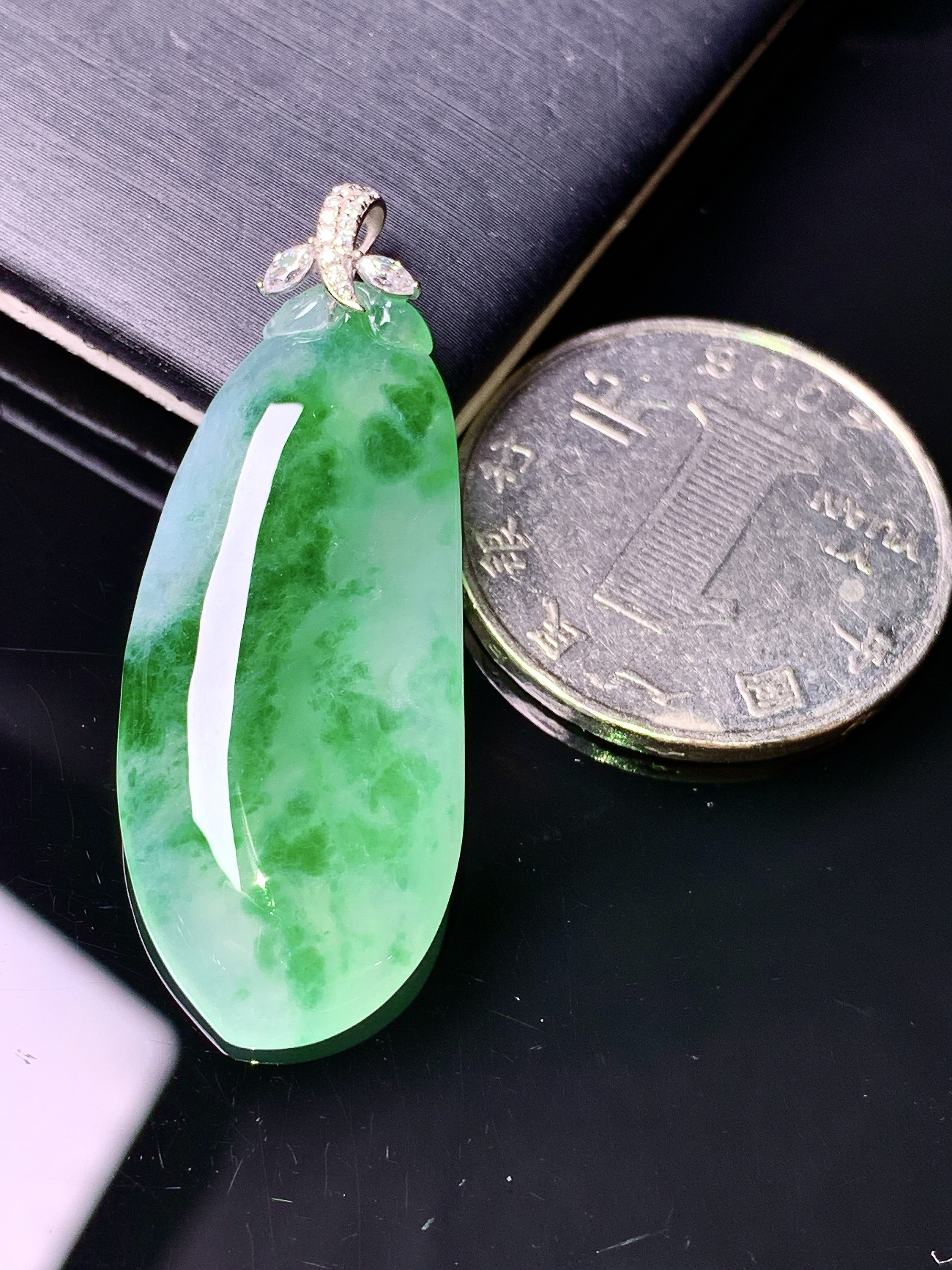 18k金钻镶嵌冰飘绿福瓜吊坠 玉质细腻 色泽艳丽清新 水润亮眼 整体尺寸39.8*15*4.5e1