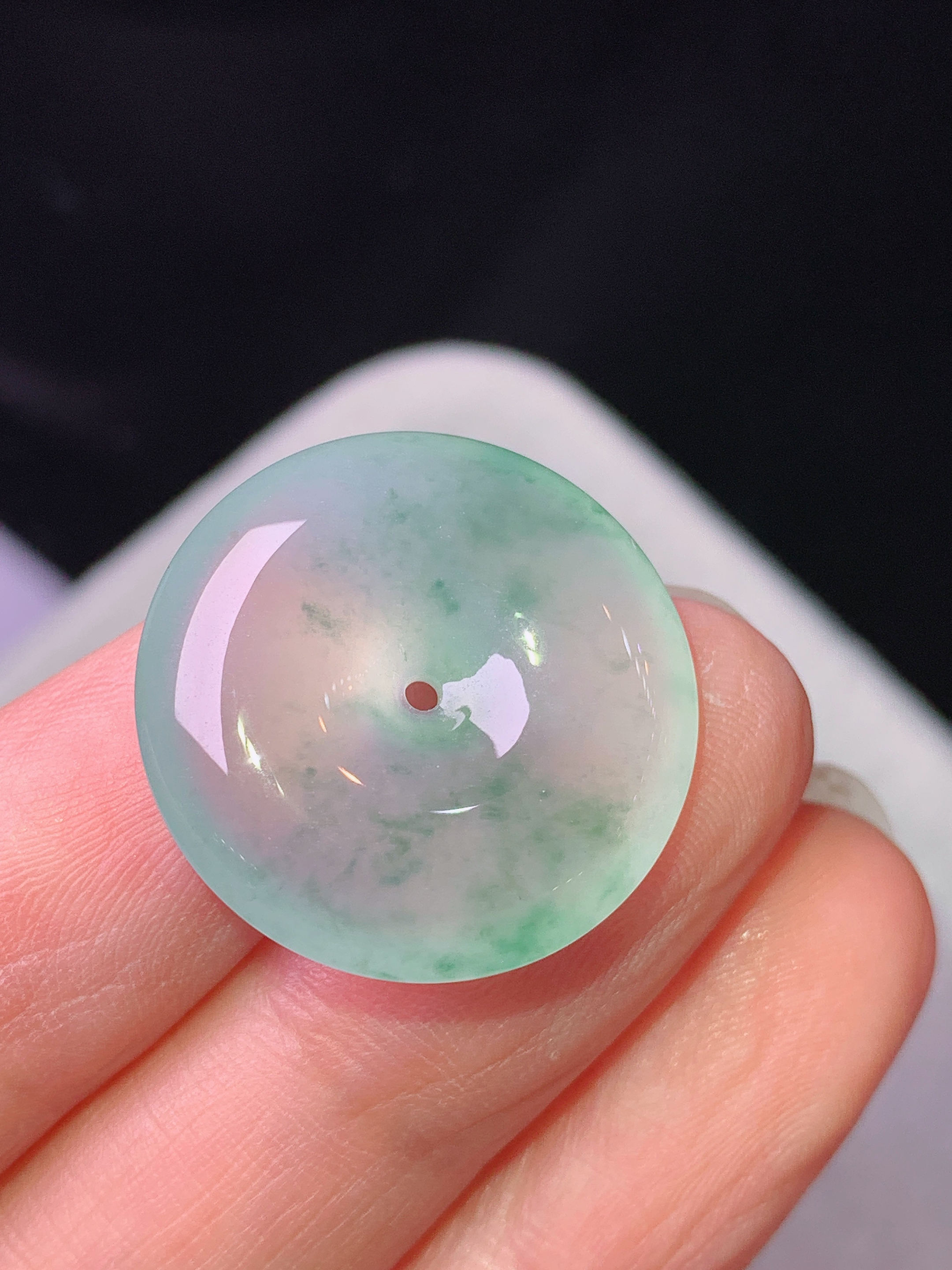 冰飘绿花平安扣吊坠 玉质细腻 色泽艳丽清新 水润亮眼 整体尺寸21.6*5.6x1