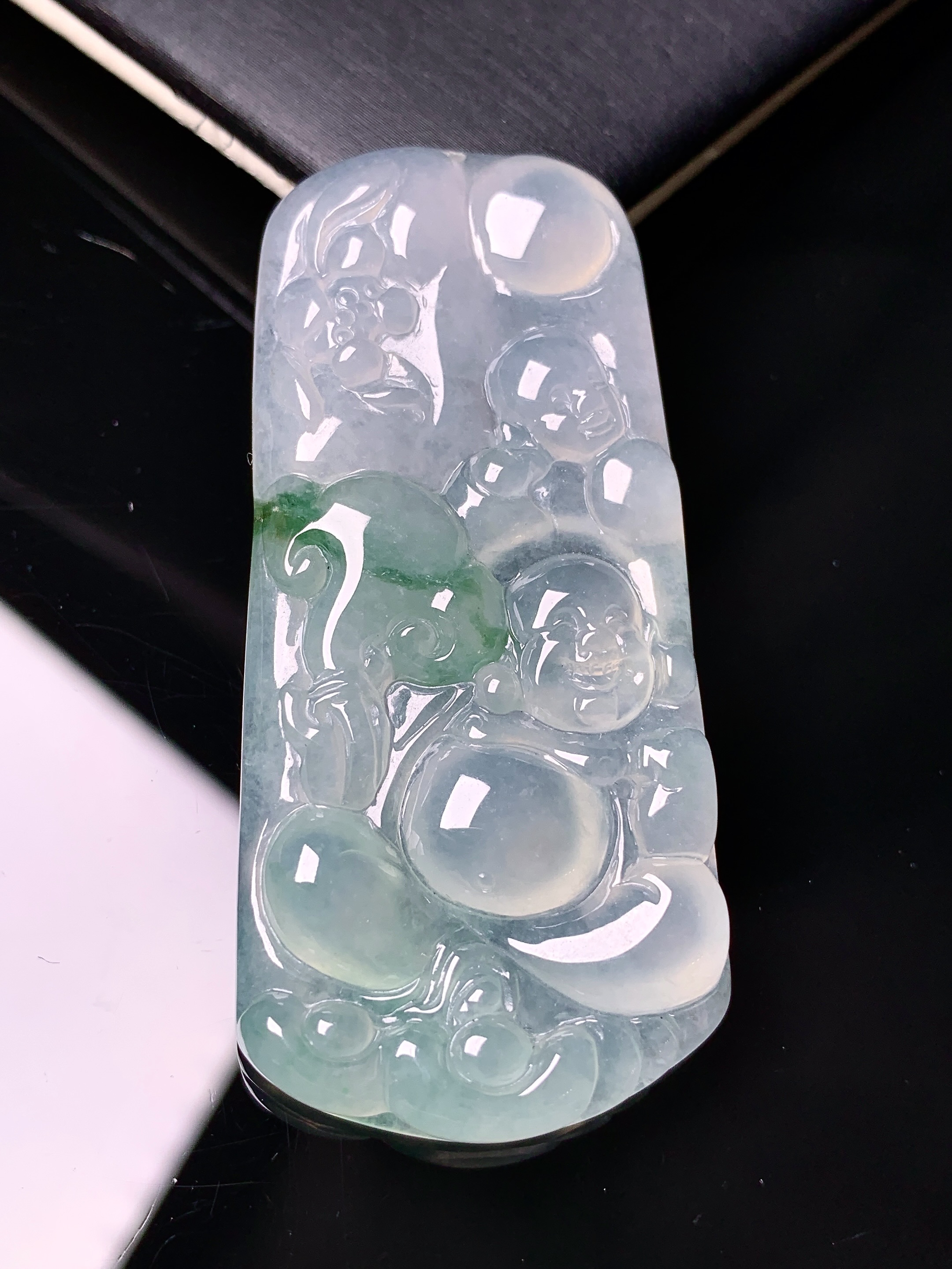 飘绿多仔多福佛公牌吊坠 玉质细腻 色泽艳丽清新 水润亮眼 整体尺寸55*25.8*5.3x1