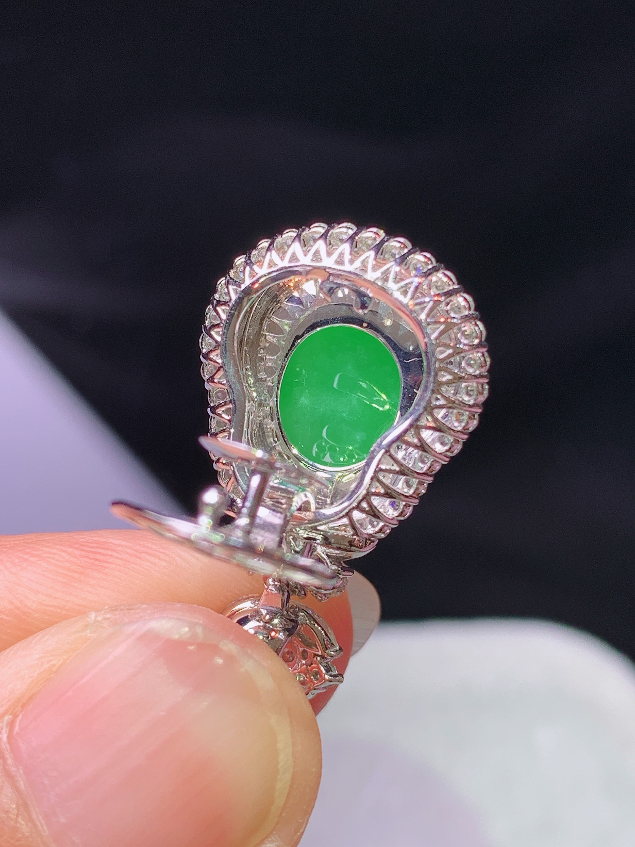 18k金钻镶嵌冰阳绿葫芦吊坠 玉质细腻 色泽艳丽清新 水润亮眼 整体尺寸25.8*14.6*9.8h1