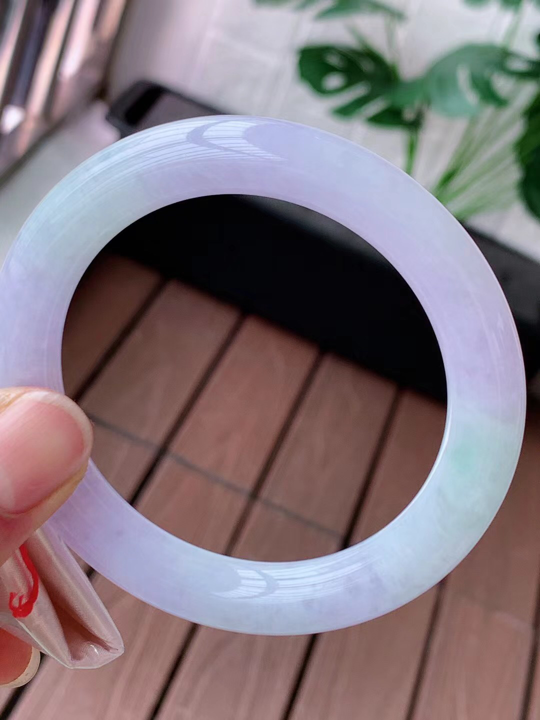 【翡翠名称】老种冰春带彩55圈口圆条手镯
【翡翠尺寸】55/10/9.8mm适合55-57正圈口佩戴