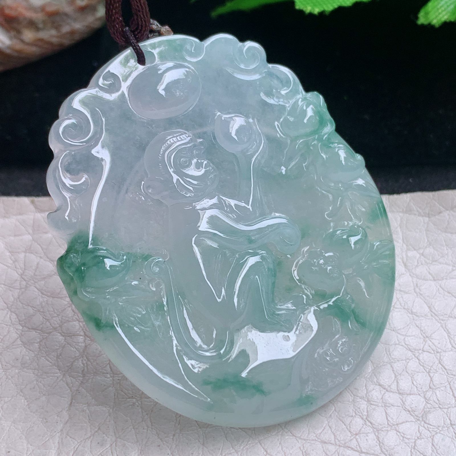 bg实拍51*43.5*5.5缅甸翡翠精雕冰飘花灵猴抱寿桃 生肖猴玉吊坠 玉挂件