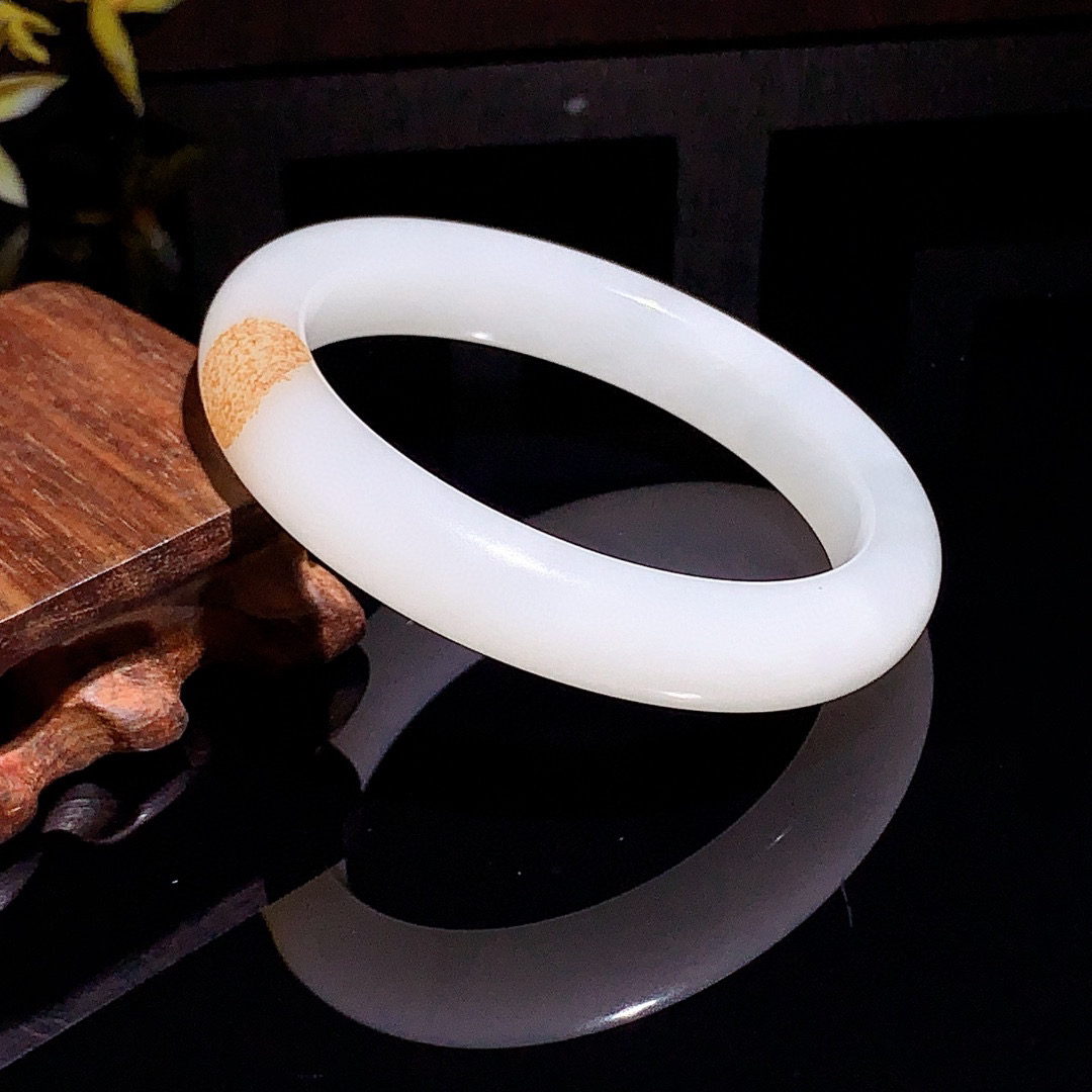 和田玉59圈羊脂白手镯！59圈口枣红皮，圈口59宽12.5玉质细腻油润 底色纯净 无裂无杂 脂粉好，