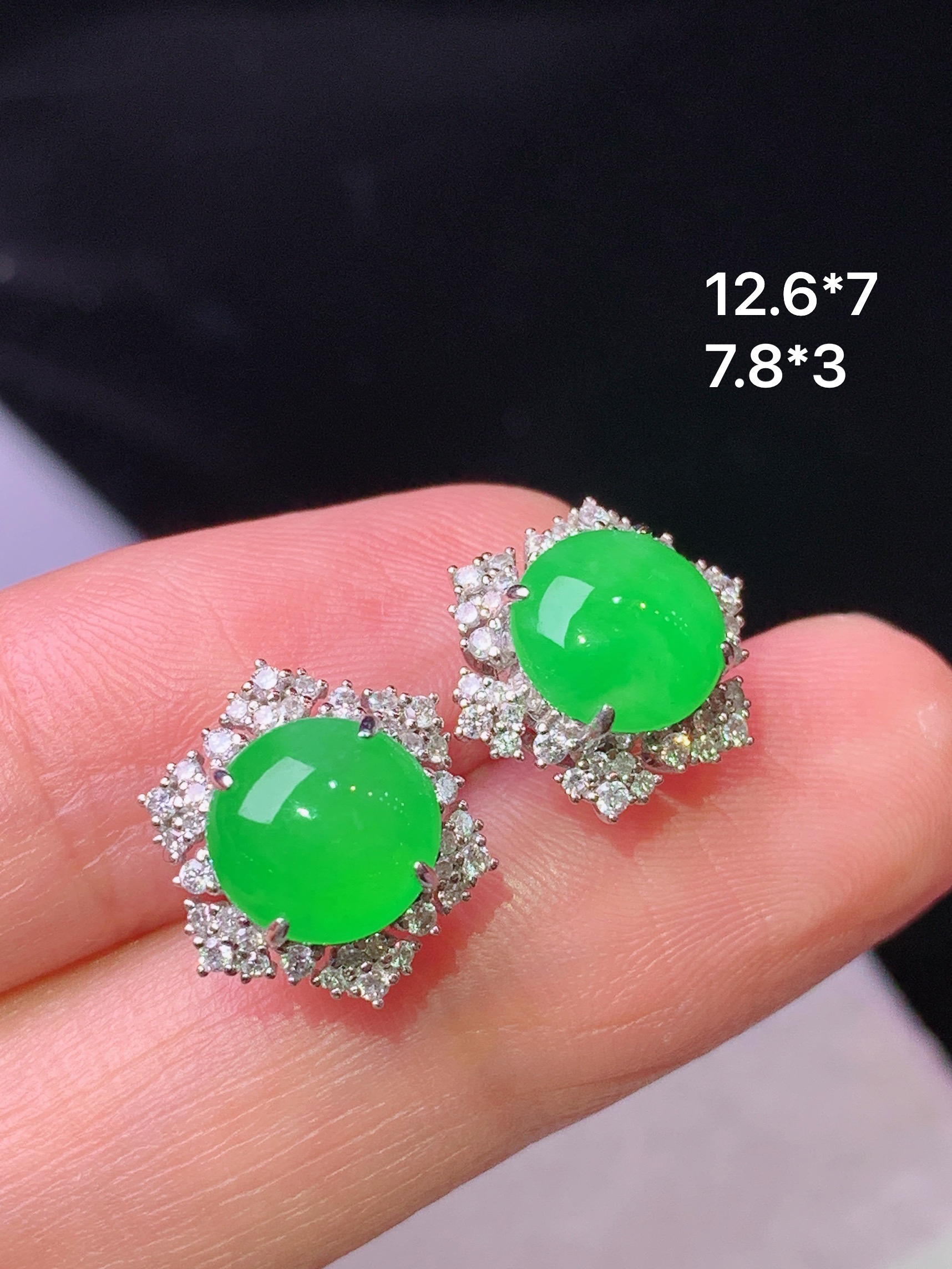 18k金钻镶嵌冰阳绿蛋面耳钉 玉质细腻 色泽艳丽清新 水润亮眼 整体尺寸12.6*7L2