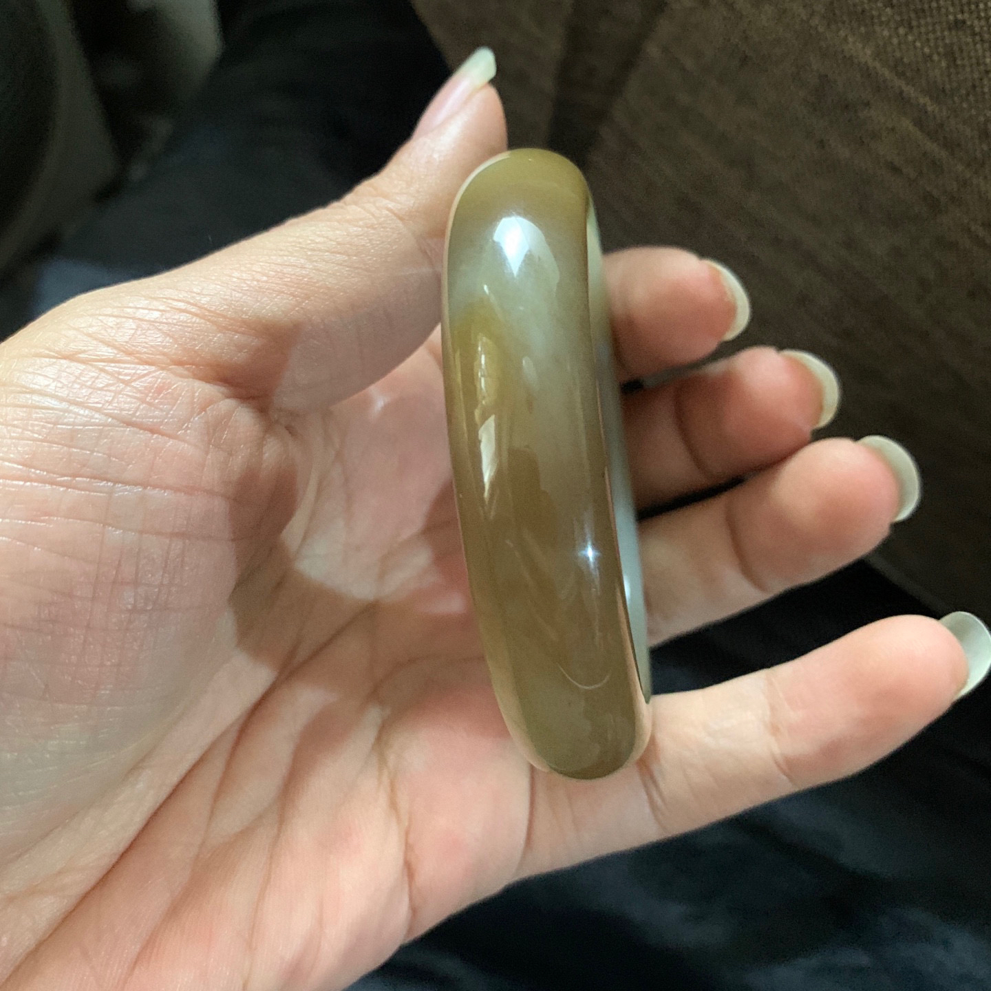 55圈口和田玉且末糖料宽版手镯，和田玉55圈口手镯，镯型古朴典雅。在诗情画意的雨巷相遇，你是我腕间的一抹风情，有你眸有深情.清风荡漾湖间静水，我愿俯身低眉，在烟波涟漪处寻