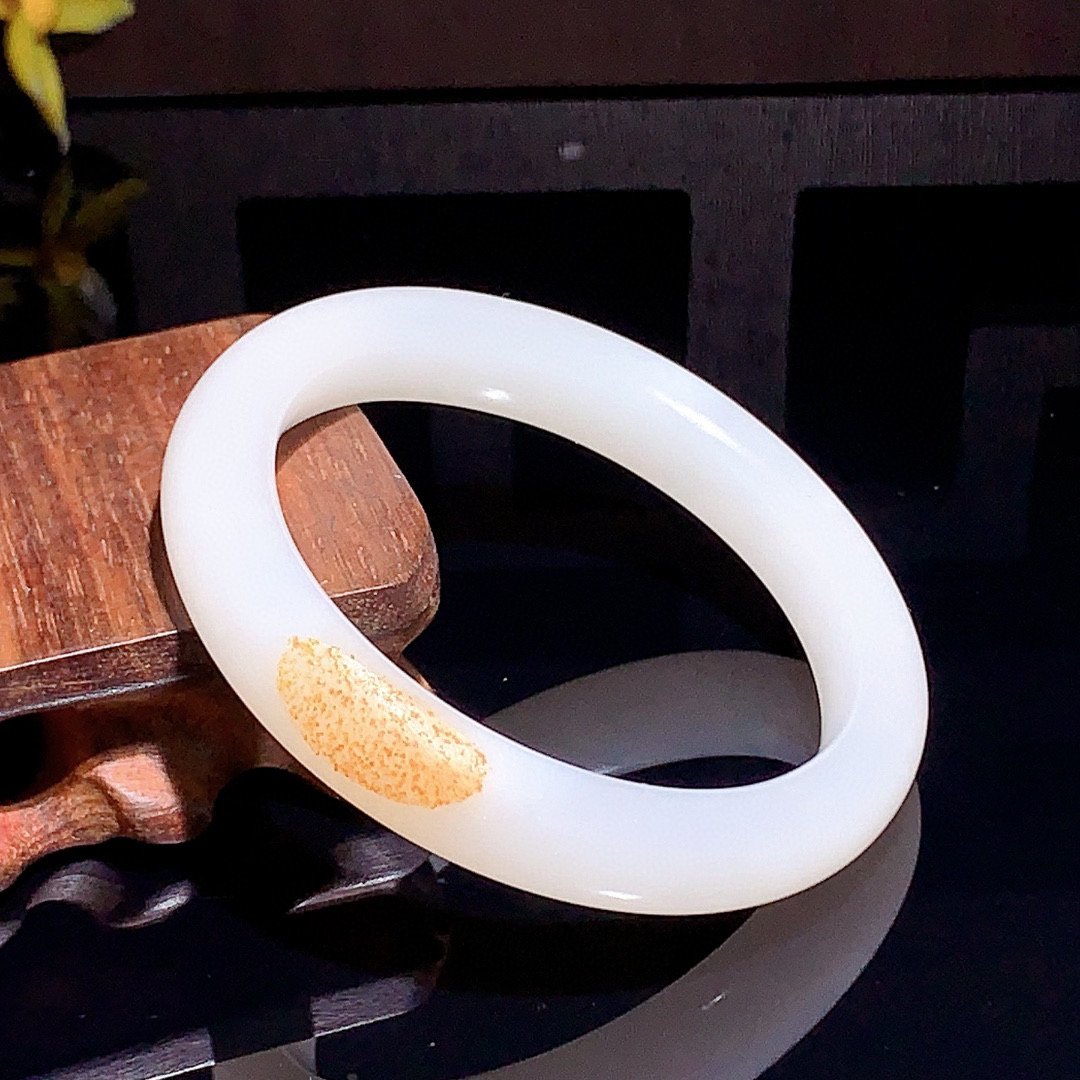 和田玉55圈羊脂白手镯！撒金皮，玉质细腻油润 底色纯净 无裂无黑 脂粉好，品质高。