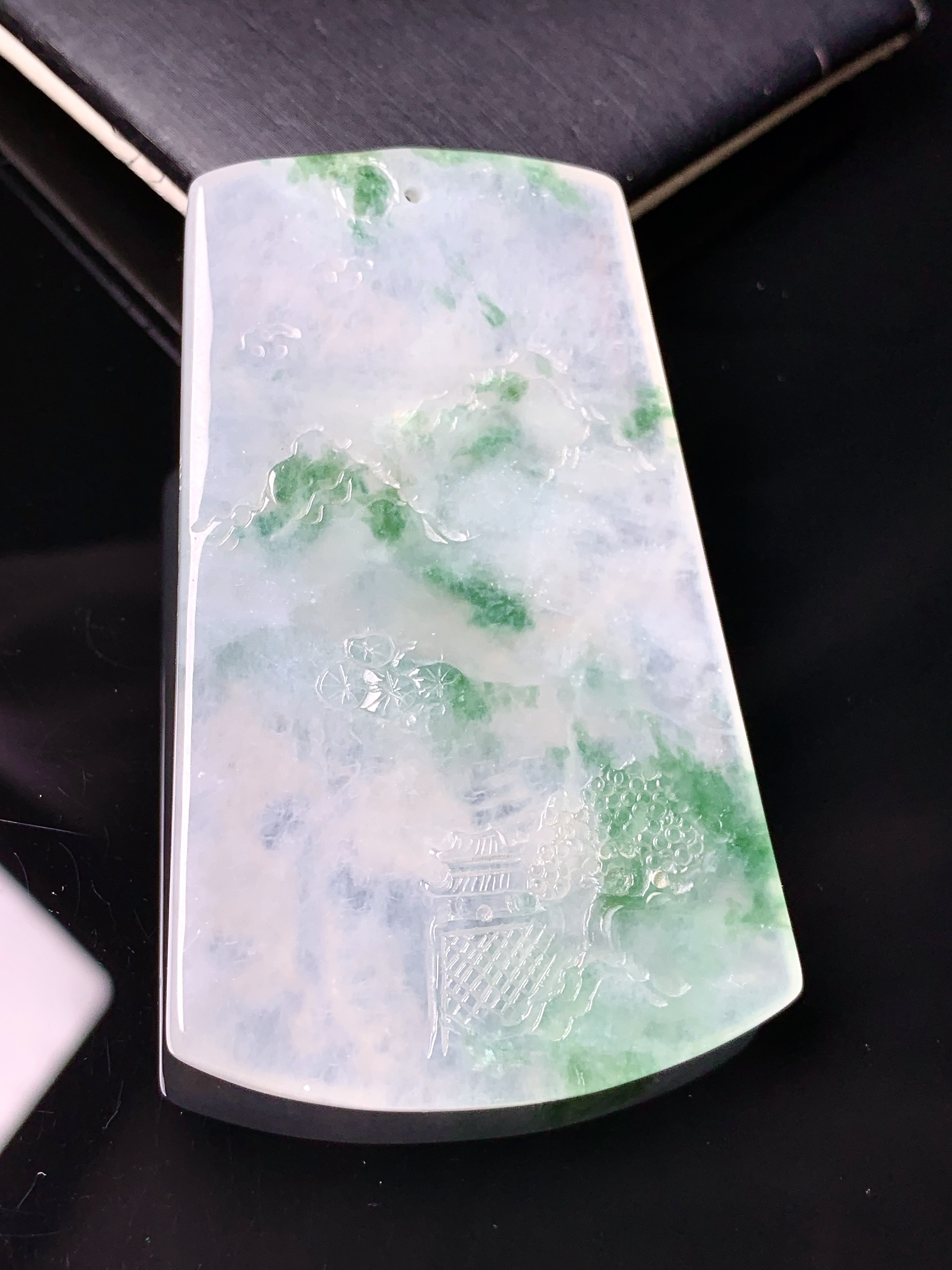 冰飘绿山水牌子吊坠 玉质细腻 色泽艳丽清新 水润亮眼 整体尺寸58.5*36.5*5.2h3