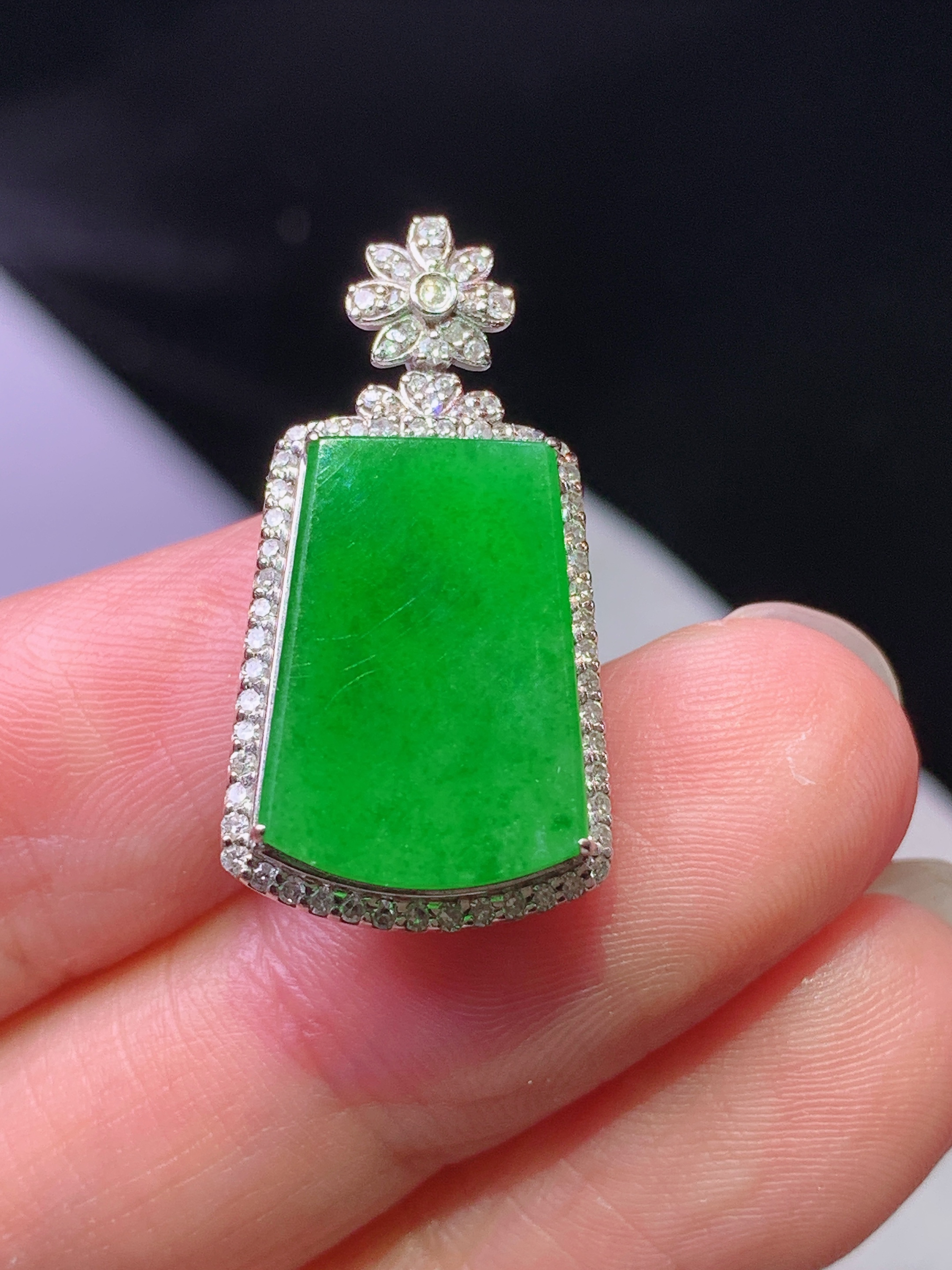 18k金钻镶嵌满绿无事牌吊坠 玉质细腻 色泽艳丽清新 水润亮眼 整体尺寸25.7*13.5*7.6g2