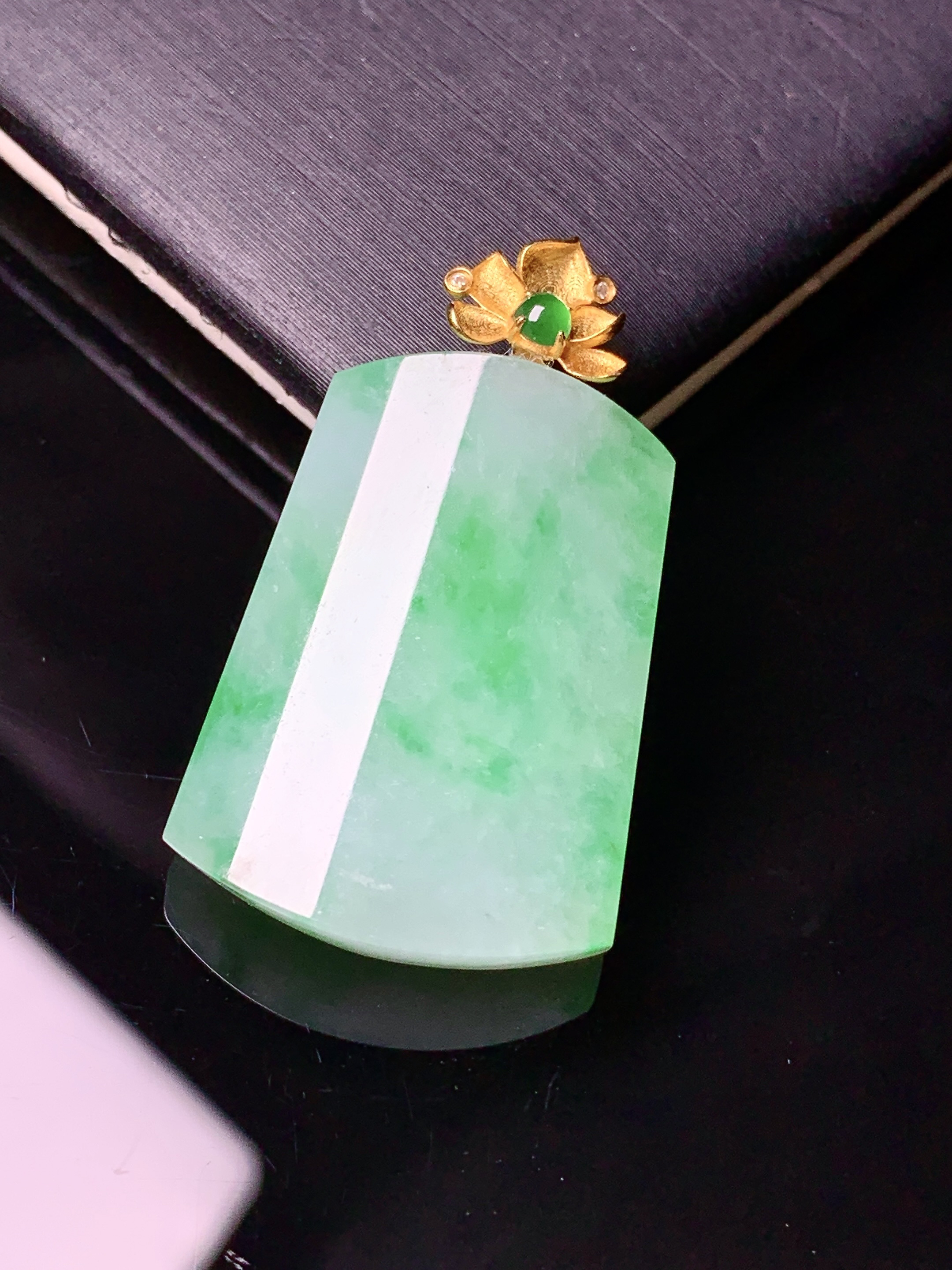 18k金镶嵌飘绿素牌吊坠 玉质细腻 色泽艳丽清新 水润亮眼 整体尺寸30.9*18.3*5.5e1