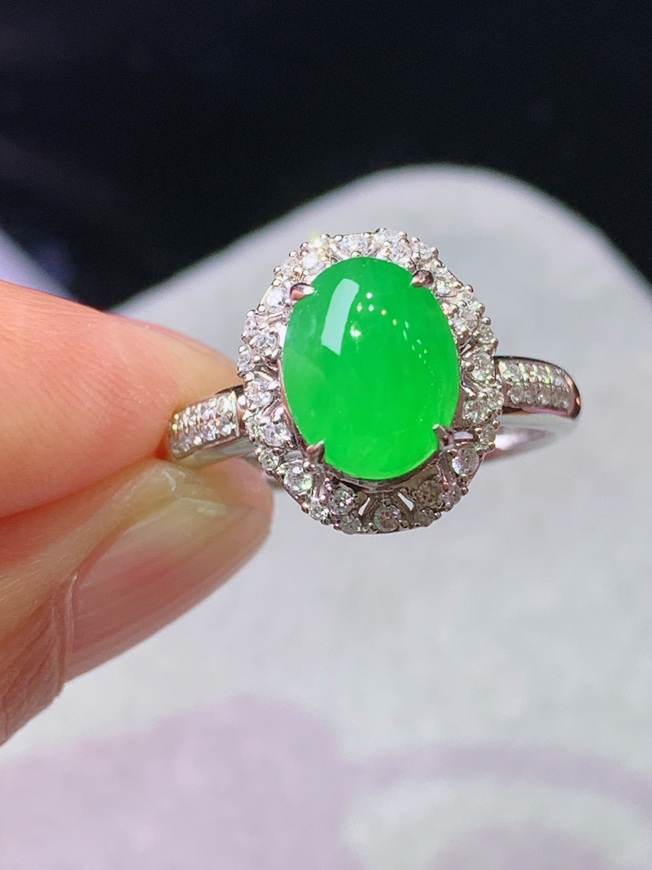 18k金钻镶嵌冰阳绿蛋面戒指 玉质细腻 色泽艳丽清新 水润亮眼 圈口14 整体尺寸12.8*11*9