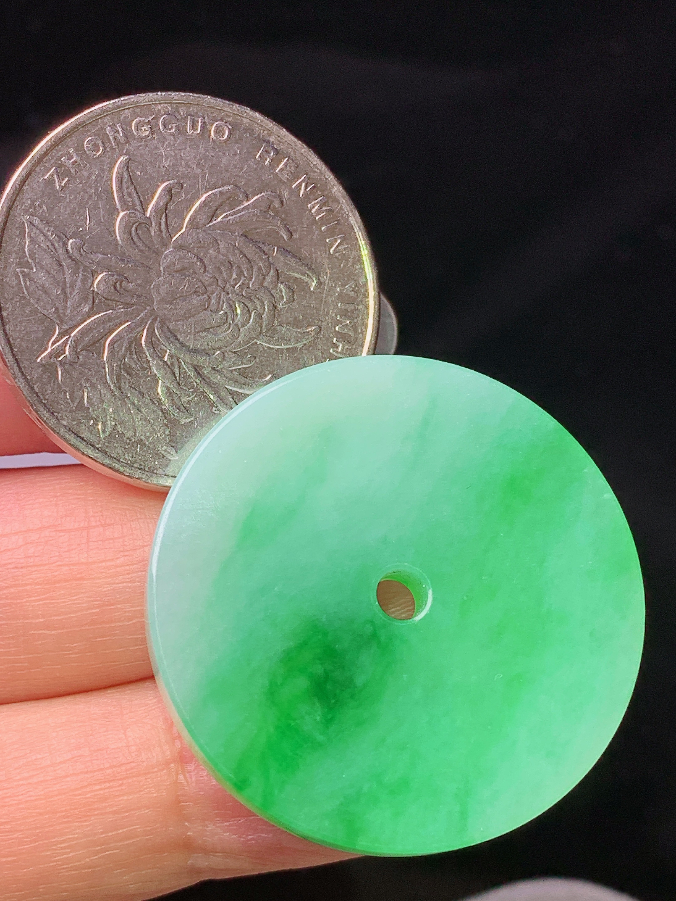 飘阳绿圆牌吊坠 玉质细腻 色泽艳丽清新 水润亮眼 整体尺寸29.8*29.8*3.6m2