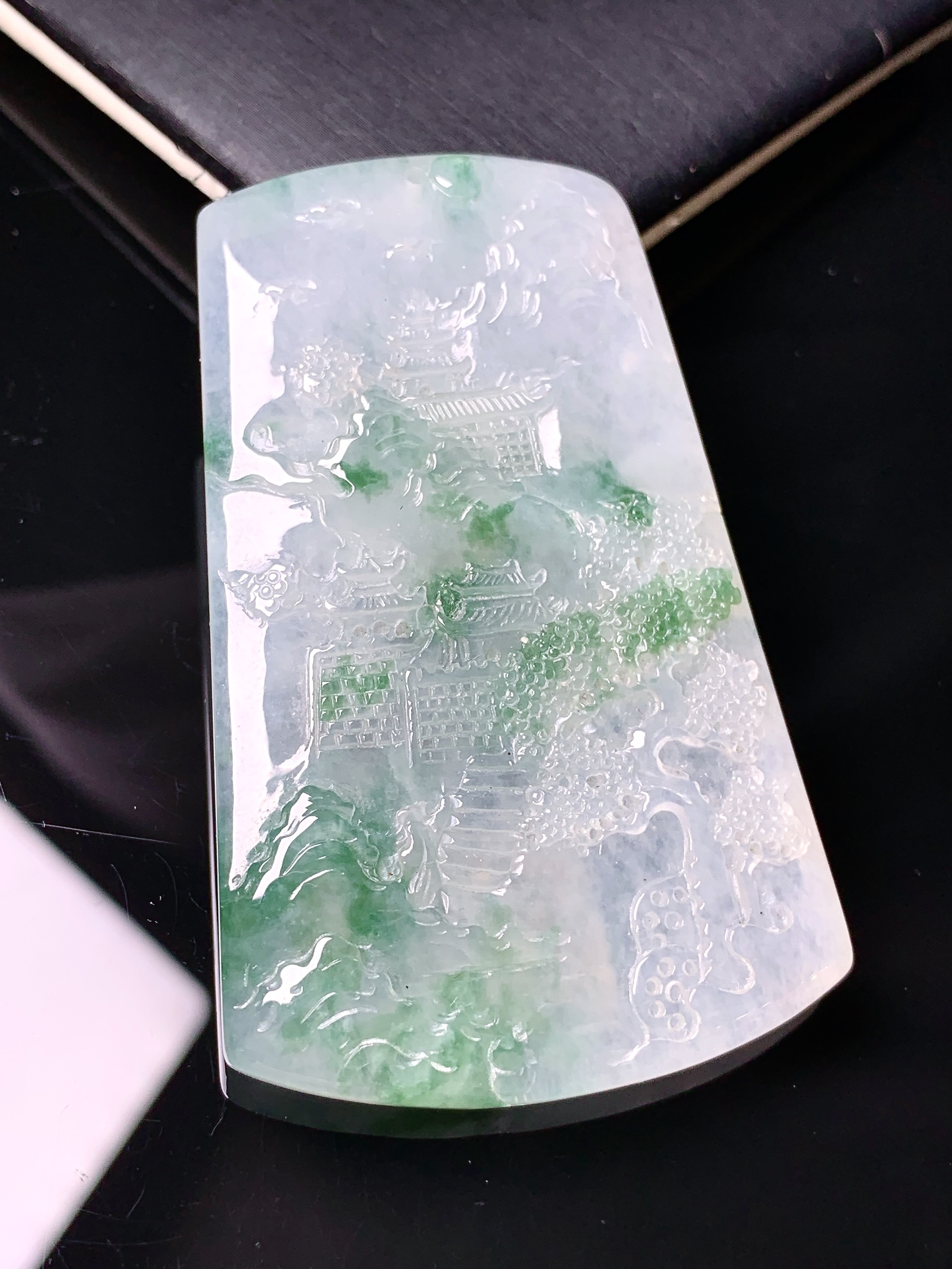 冰飘绿山水牌子吊坠 玉质细腻 色泽艳丽清新 水润亮眼 整体尺寸58.5*36.5*5.2h3