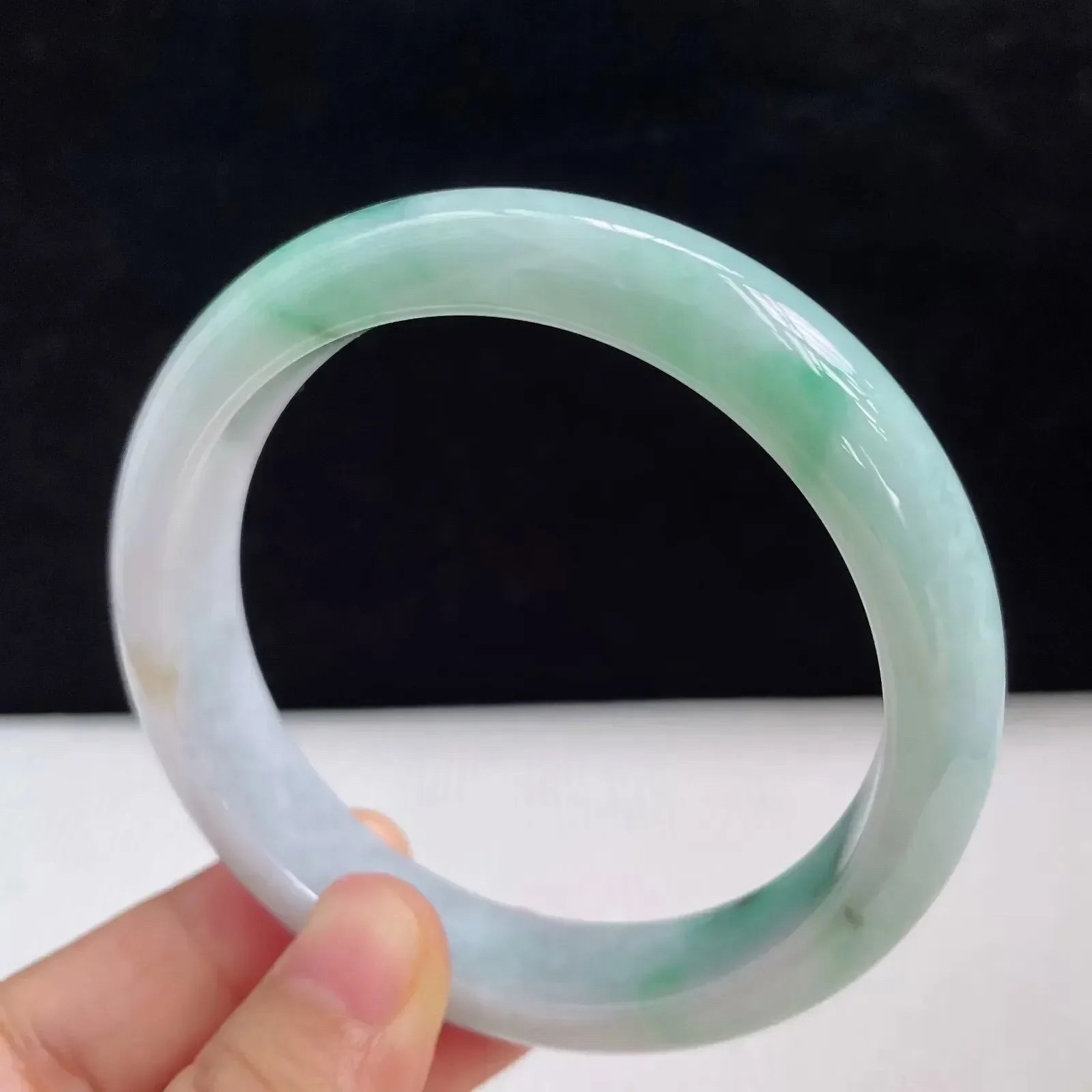 58.7mm自然光拍摄天然翡翠A货飘绿好种水正圈手镯 57.56克