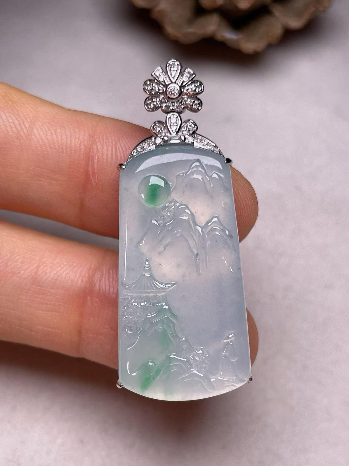 冰种飘绿山水牌吊坠、真金真钻镶嵌，种水好，玉质细腻 .裸石尺寸 30.6*16.5