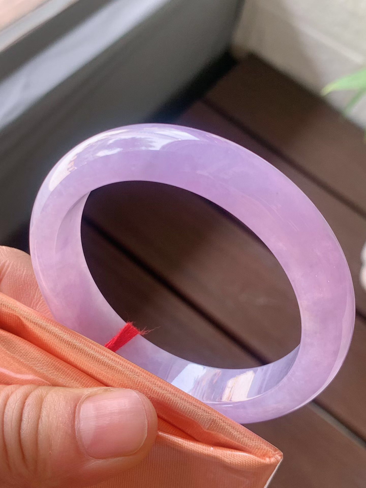 【翡翠名称】老种冰紫罗兰52.6正圈口手镯
【翡翠尺寸】52.6/12.4/8.6mm适合51.6-54正圈口佩戴
【翡翠描述】宝贝种老水足，玉质细腻，色泽靓丽，性价比高，佩戴效果好！
【其它赠送】权威证书/精美挂绳盒子/支持全国复检