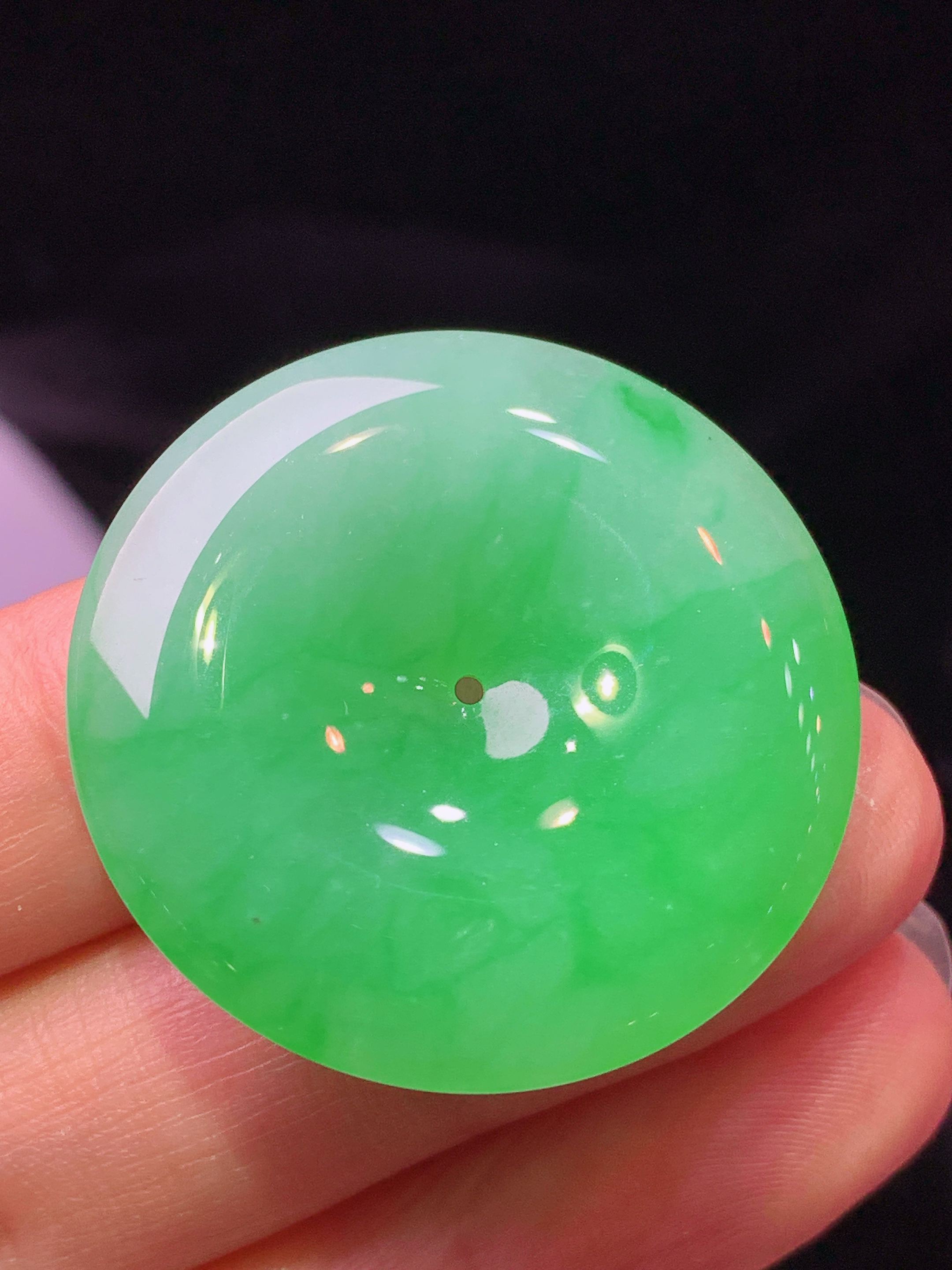 阳绿平安扣吊坠 玉质细腻 色泽艳丽清新 水润亮眼 整体尺寸31.6*6m2