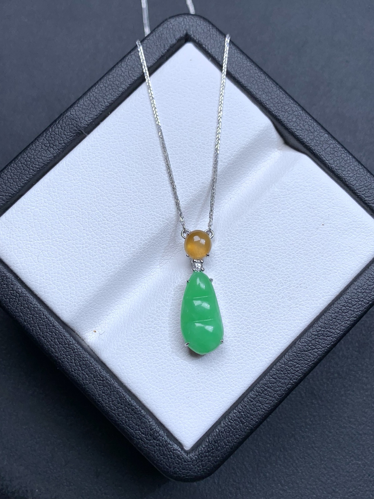 ️18k金镶嵌冰绿福豆锁骨链吊坠20.8/7.1/4.4，裸石14/7.1/3.4