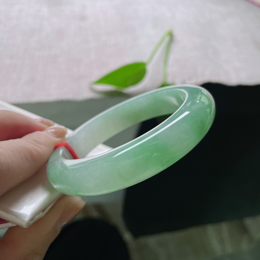 52.5/12.2/8.8绿底正圈，水润细腻，一眼即见的东方美，江南雨后，贵气，一点皮纹，ss51972a